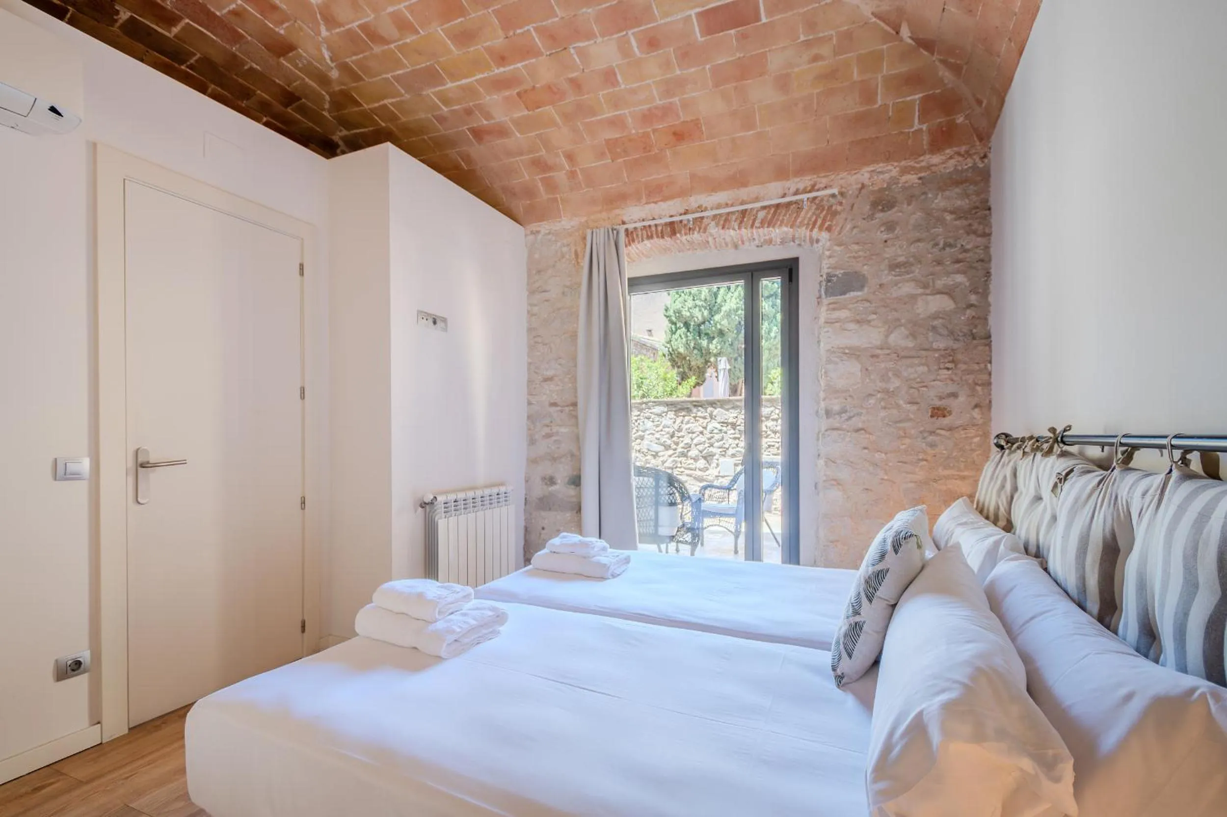 Bed in Flateli Plaça Catalunya 1-2