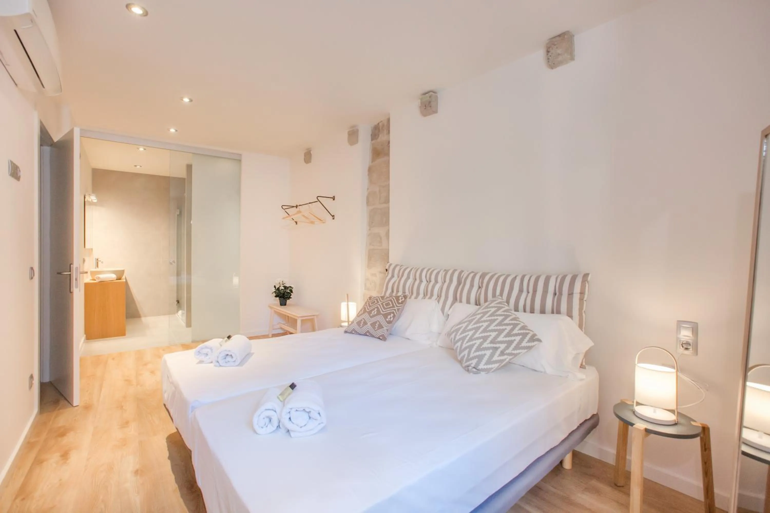 Toilet, Bed in Flateli Plaça Catalunya 1-2