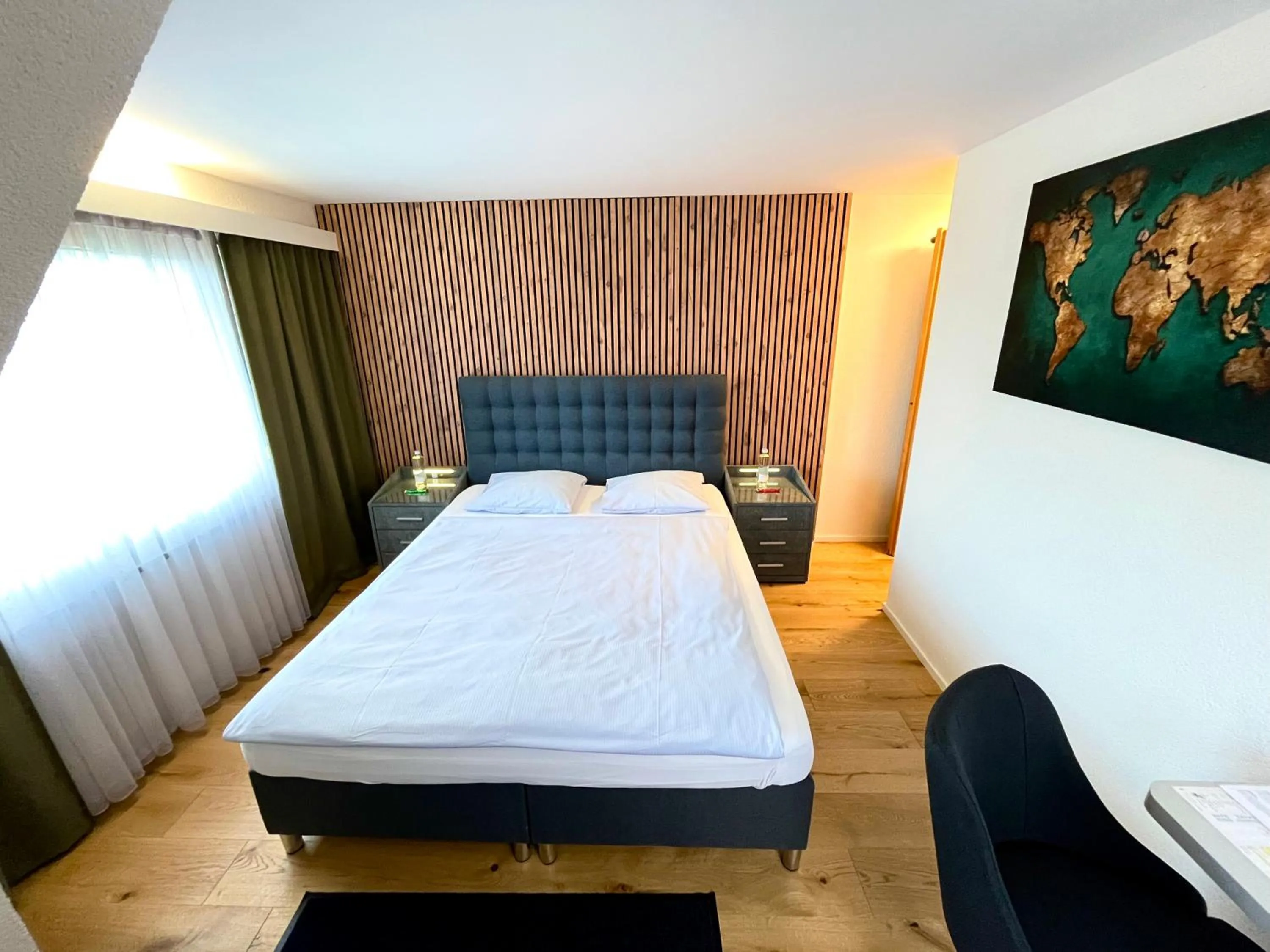 Photo of the whole room, Bed in Seiler's Hotel