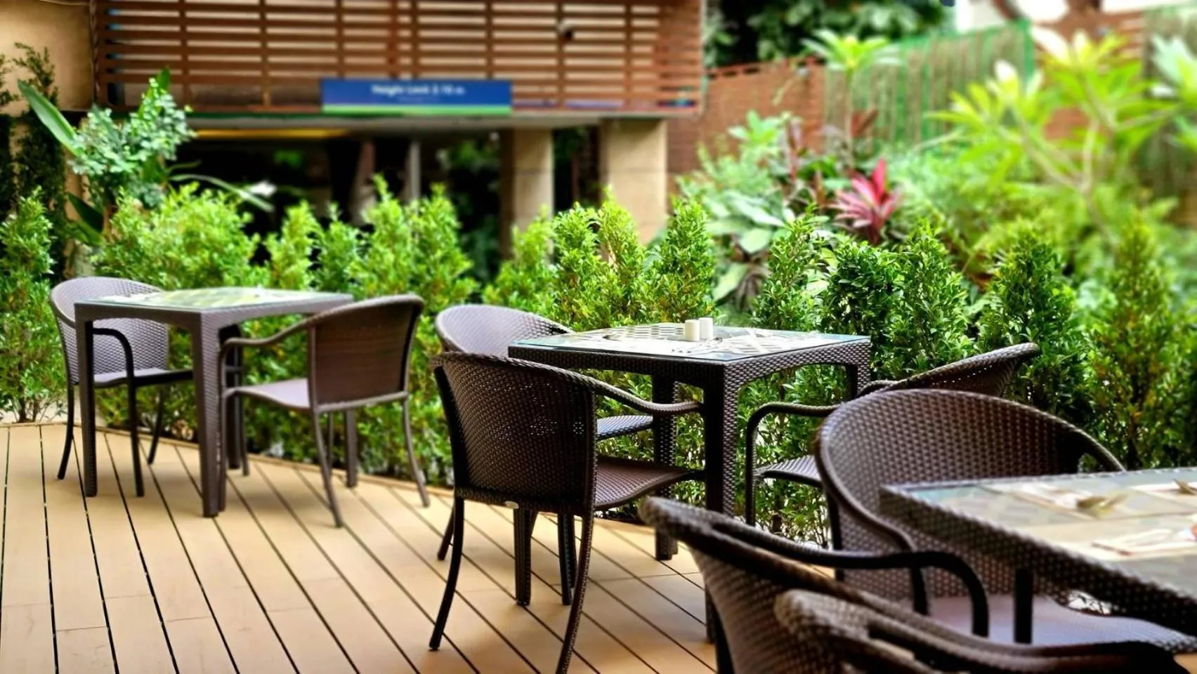 Restaurant/places to eat in Lohas Residences Sukhumvit 2