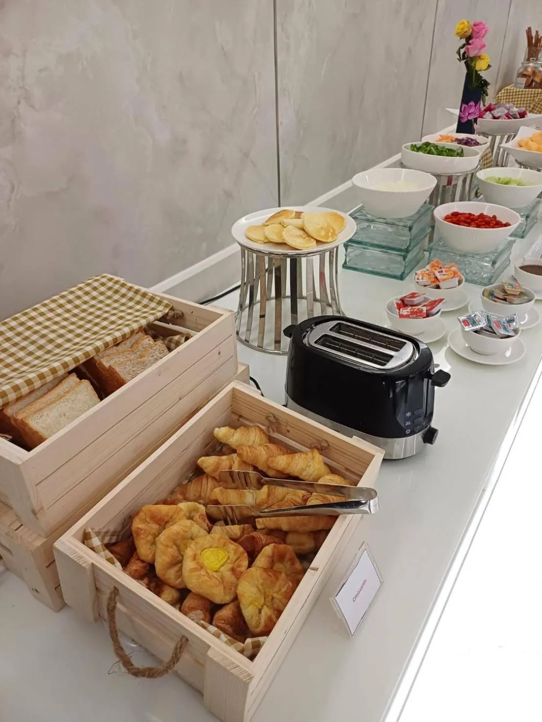 Restaurant/places to eat in Lohas Residences Sukhumvit 2