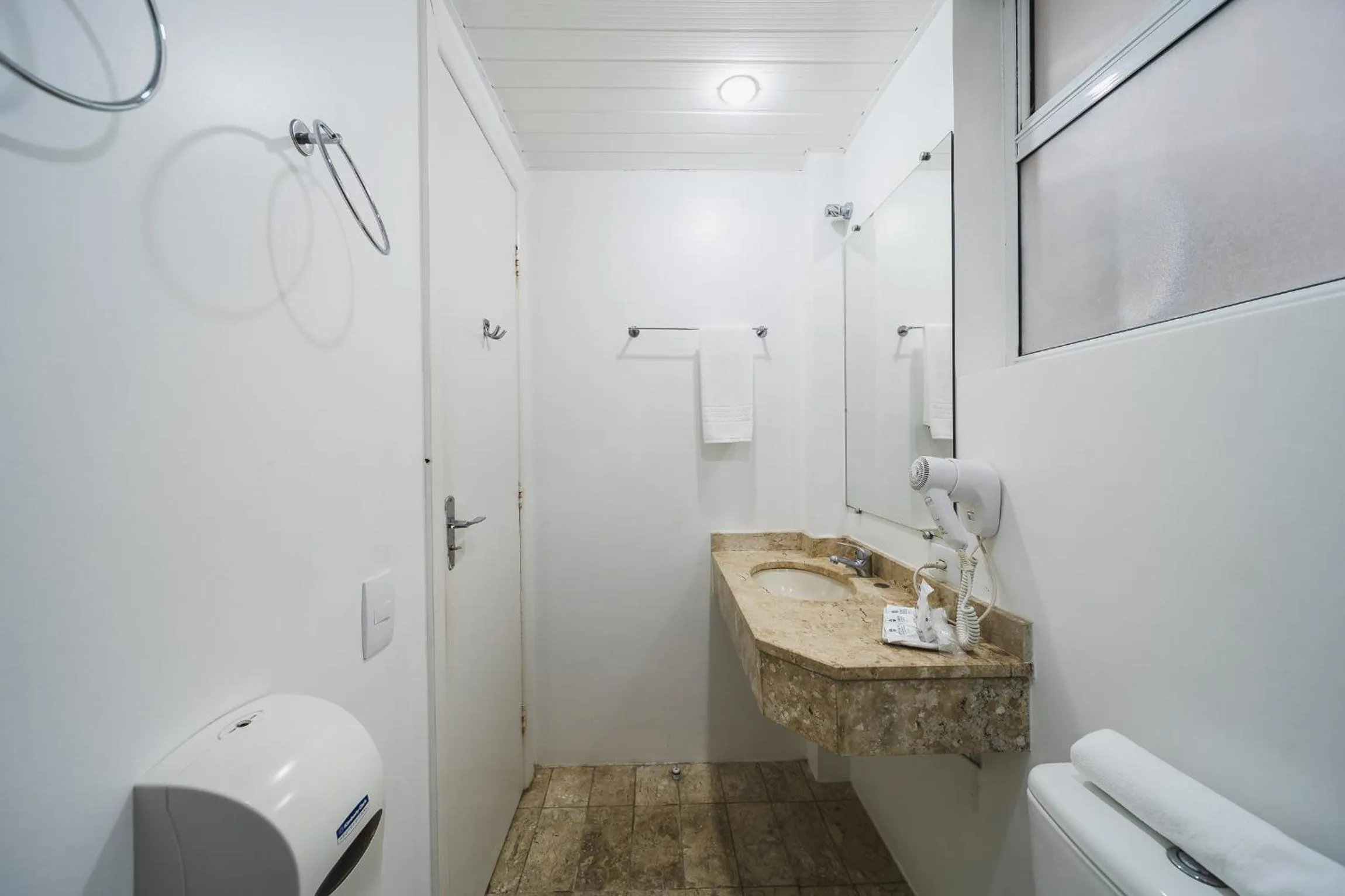 Bathroom in Hotel Dan Inn Curitiba Centro By Nacional Inn