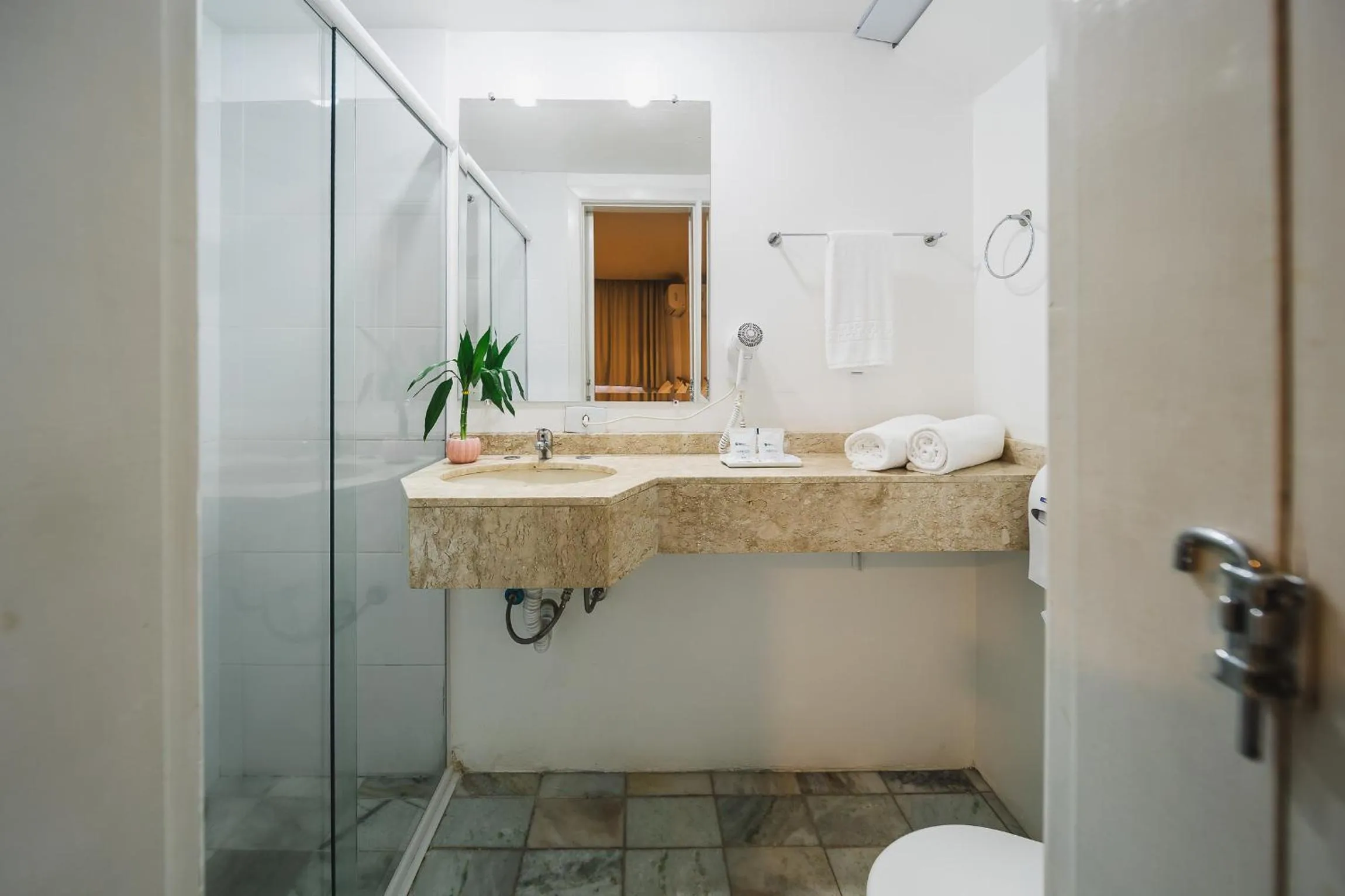 Bathroom in Hotel Dan Inn Curitiba Centro By Nacional Inn