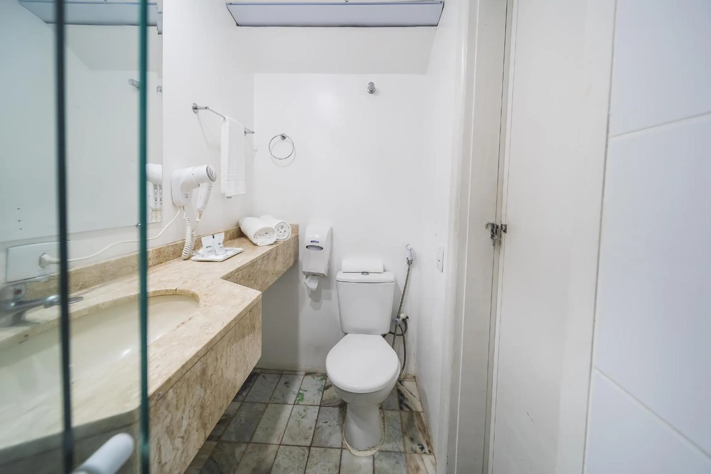 Bathroom in Hotel Dan Inn Curitiba Centro By Nacional Inn