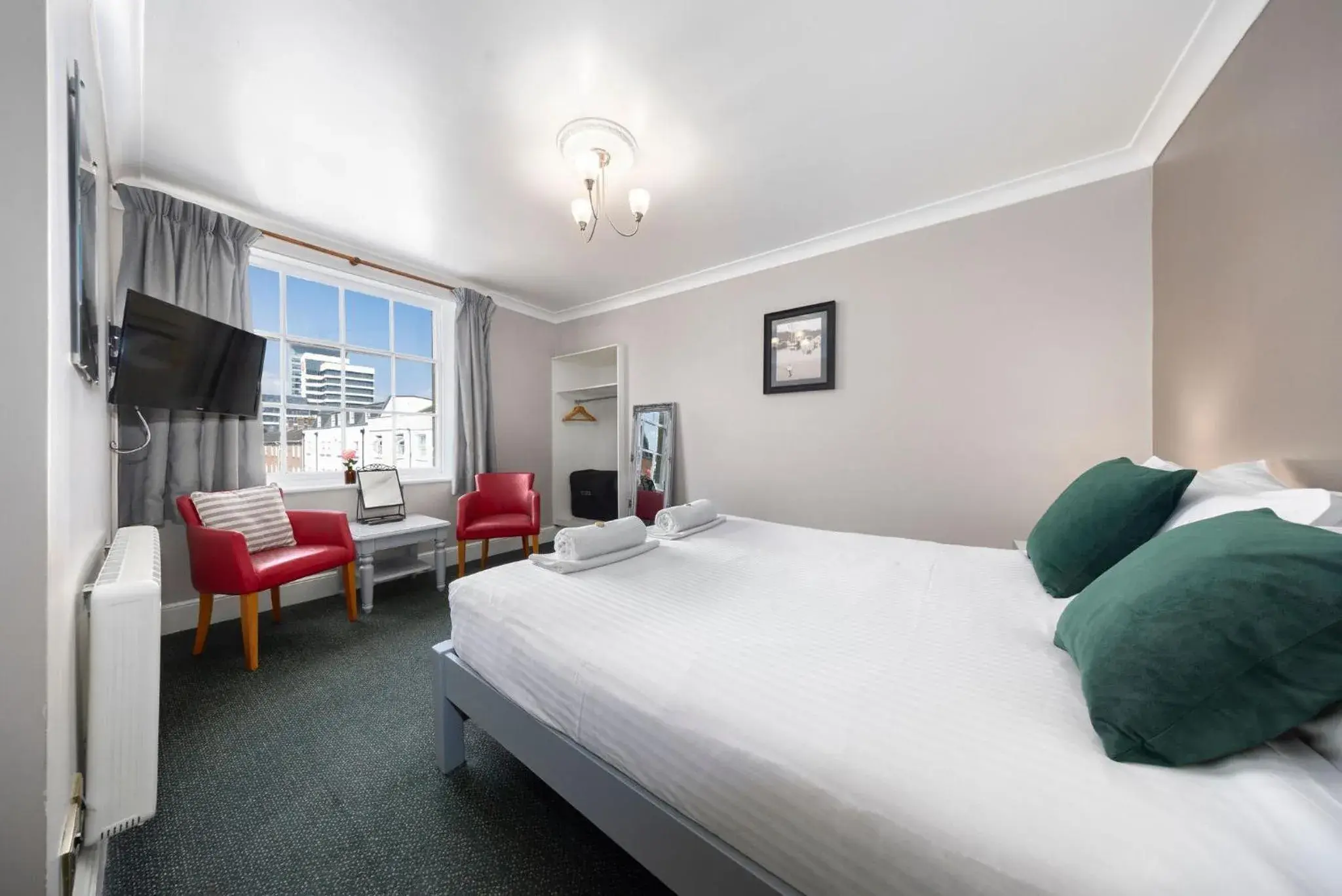 Double Room with Private Bathroom in The Grapes Pub Double Room with Private Bathroom in The Grapes Pub