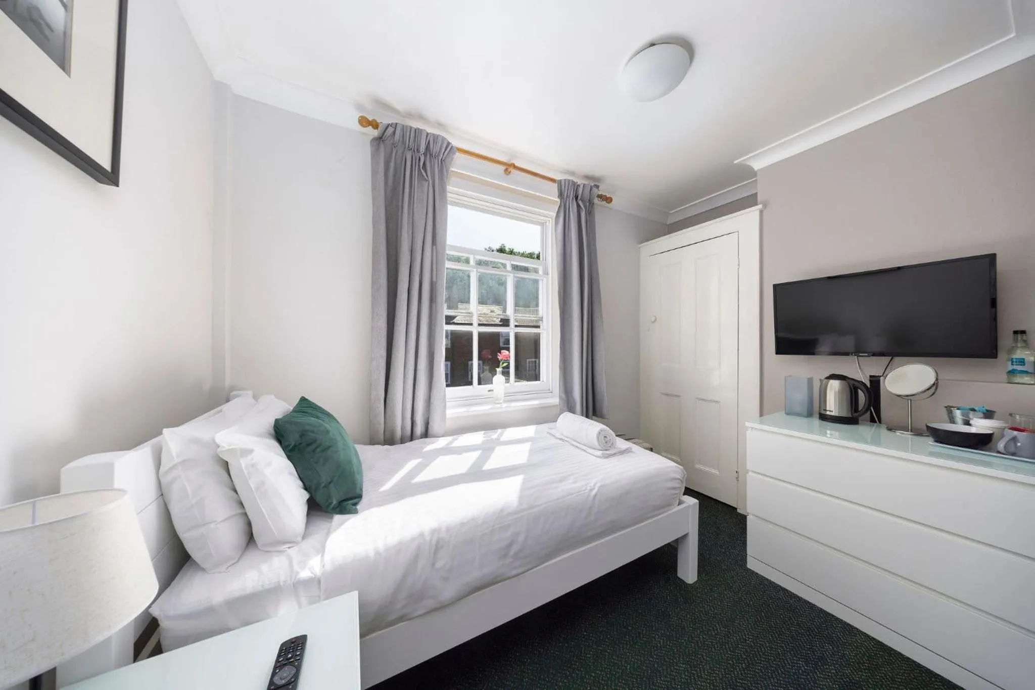 Bedroom, Bed in The Grapes Pub