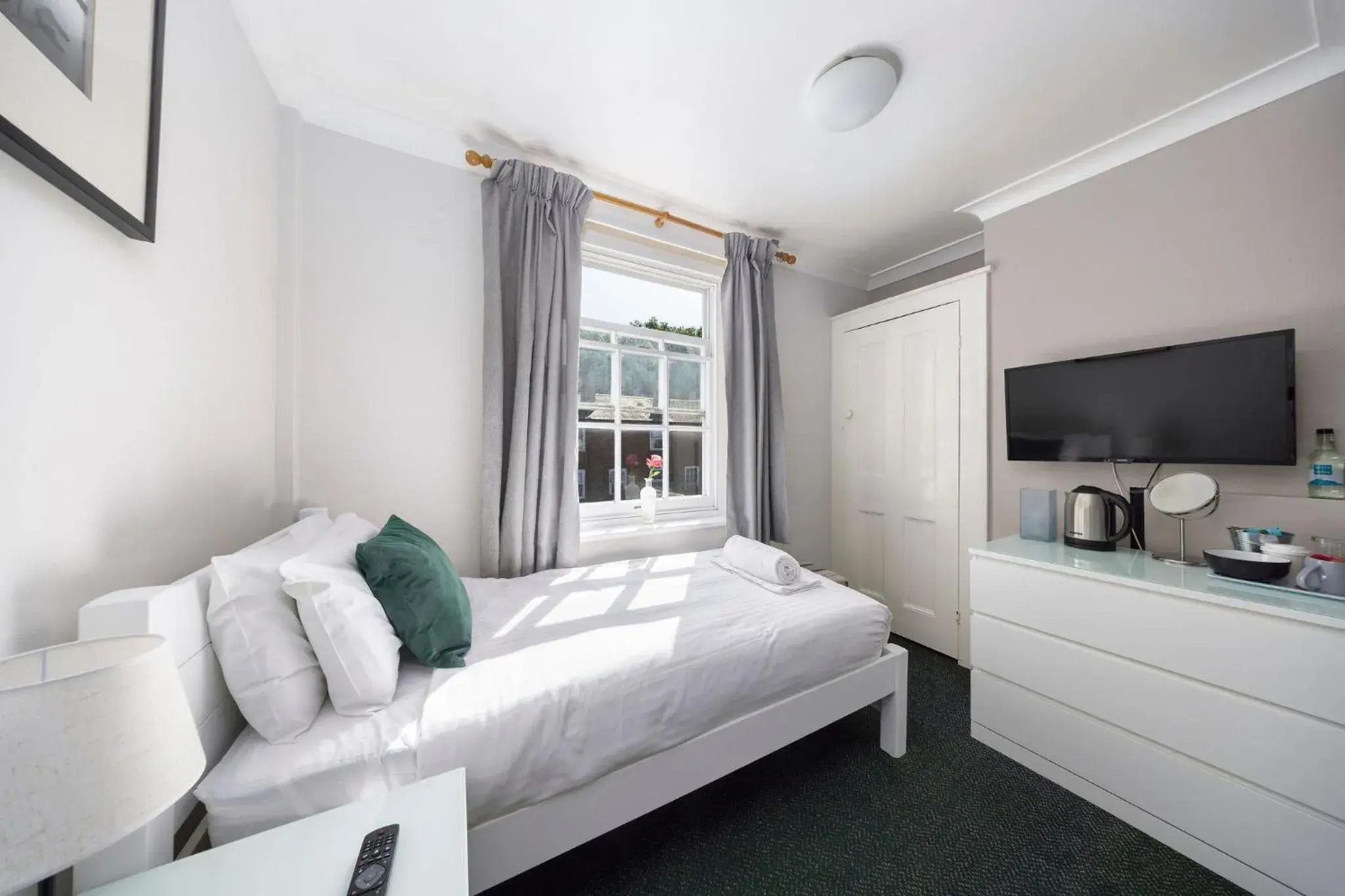 Bedroom, Bed in The Grapes Pub Bedroom, Bed in The Grapes Pub