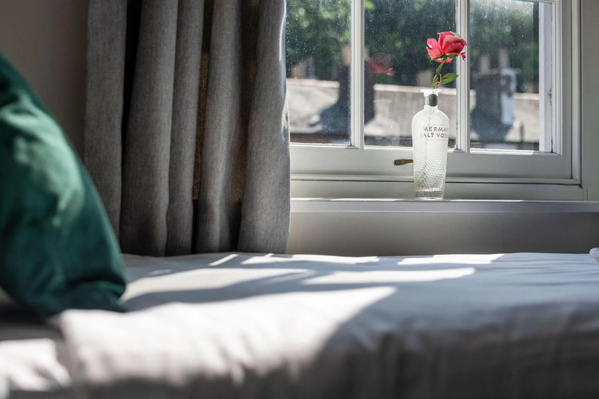 Bedroom, Bed in The Grapes Pub