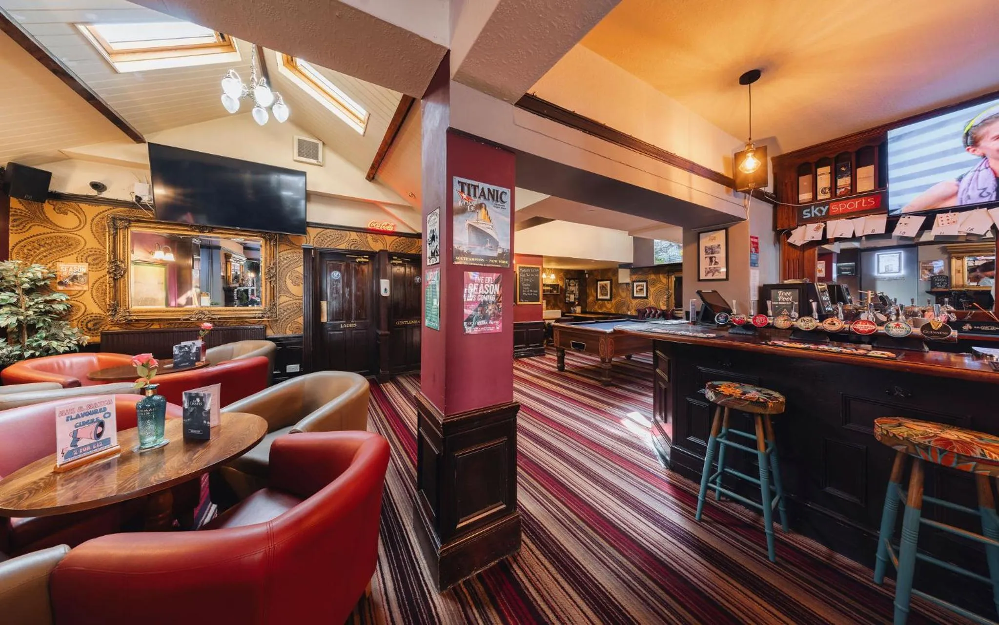 Lounge or bar in The Grapes Pub