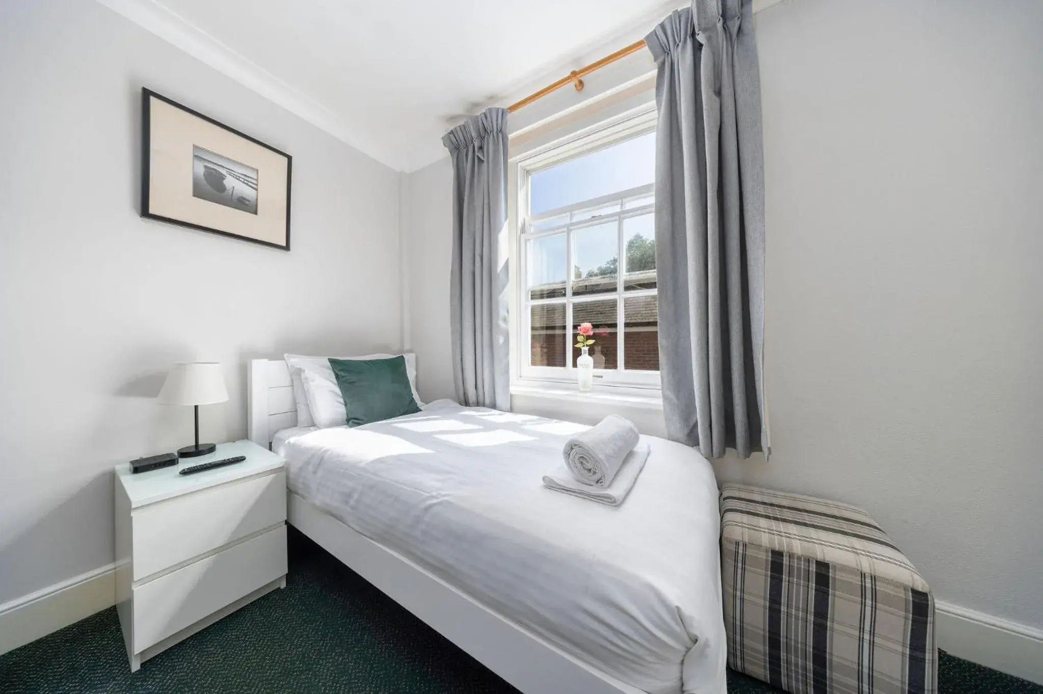 Bedroom, Bed in The Grapes Pub Bedroom, Bed in The Grapes Pub