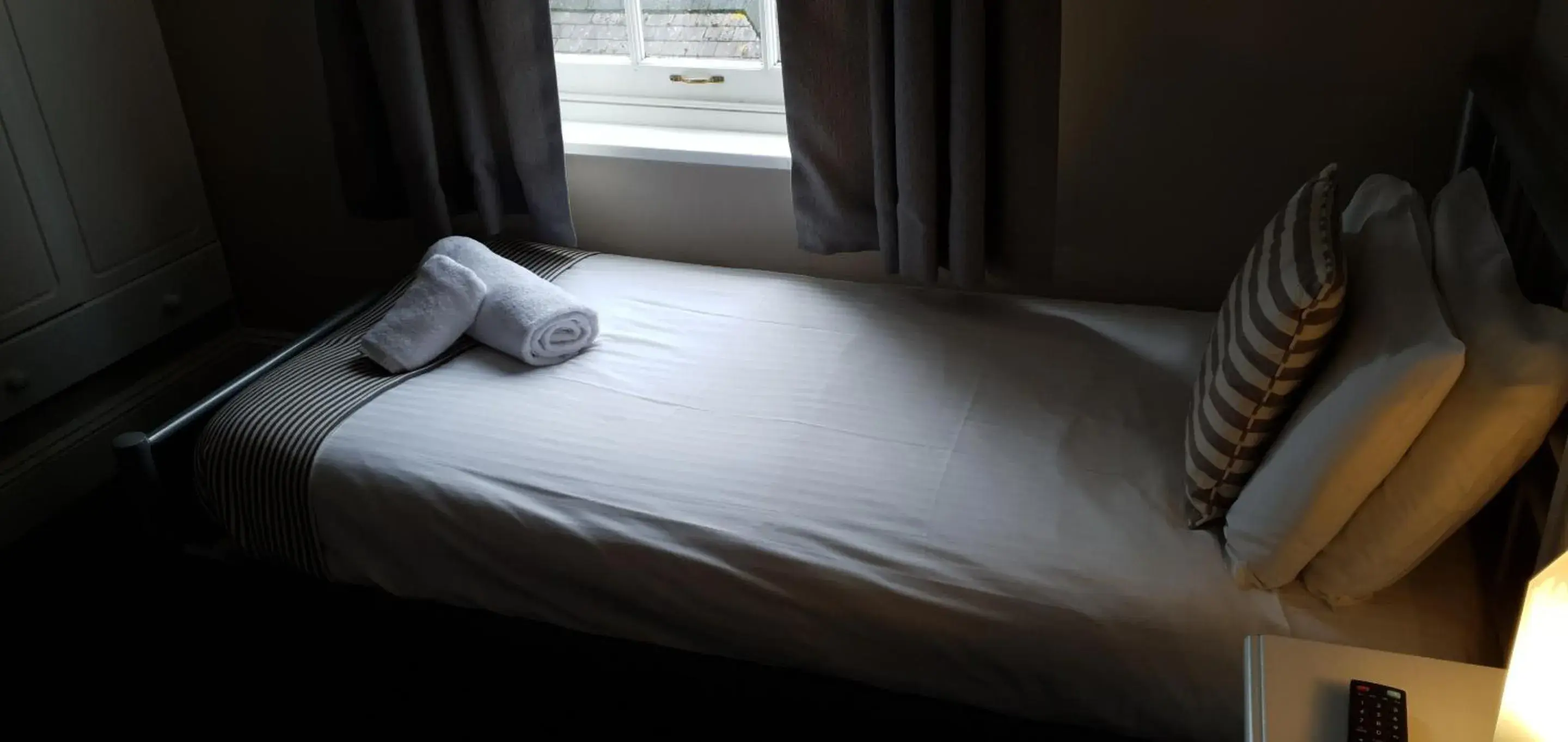 Bedroom, Bed in The Grapes Pub Bedroom, Bed in The Grapes Pub