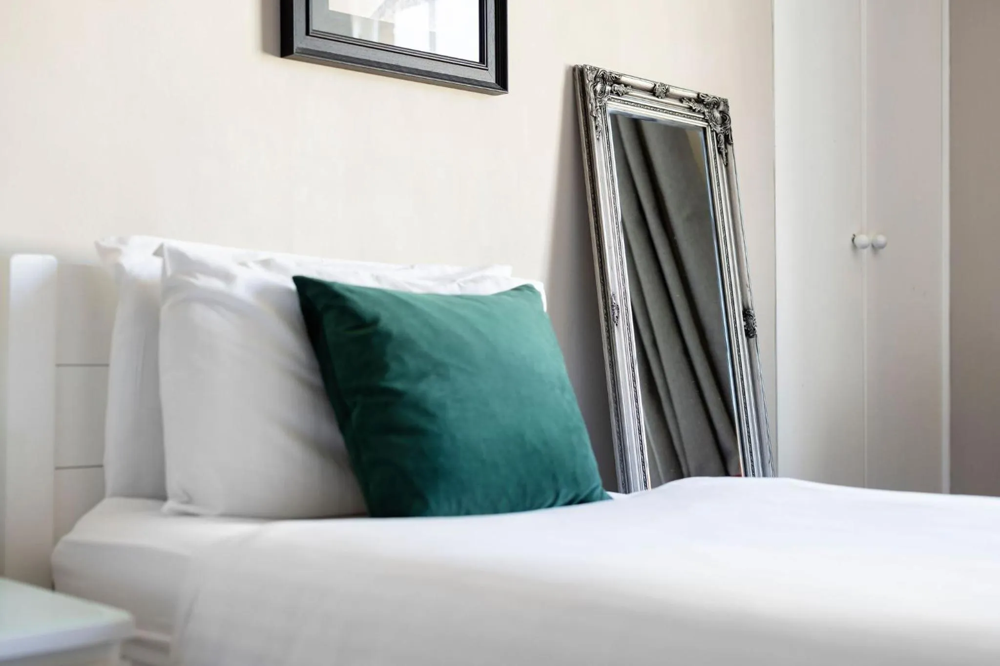 Bedroom, Bed in The Grapes Pub