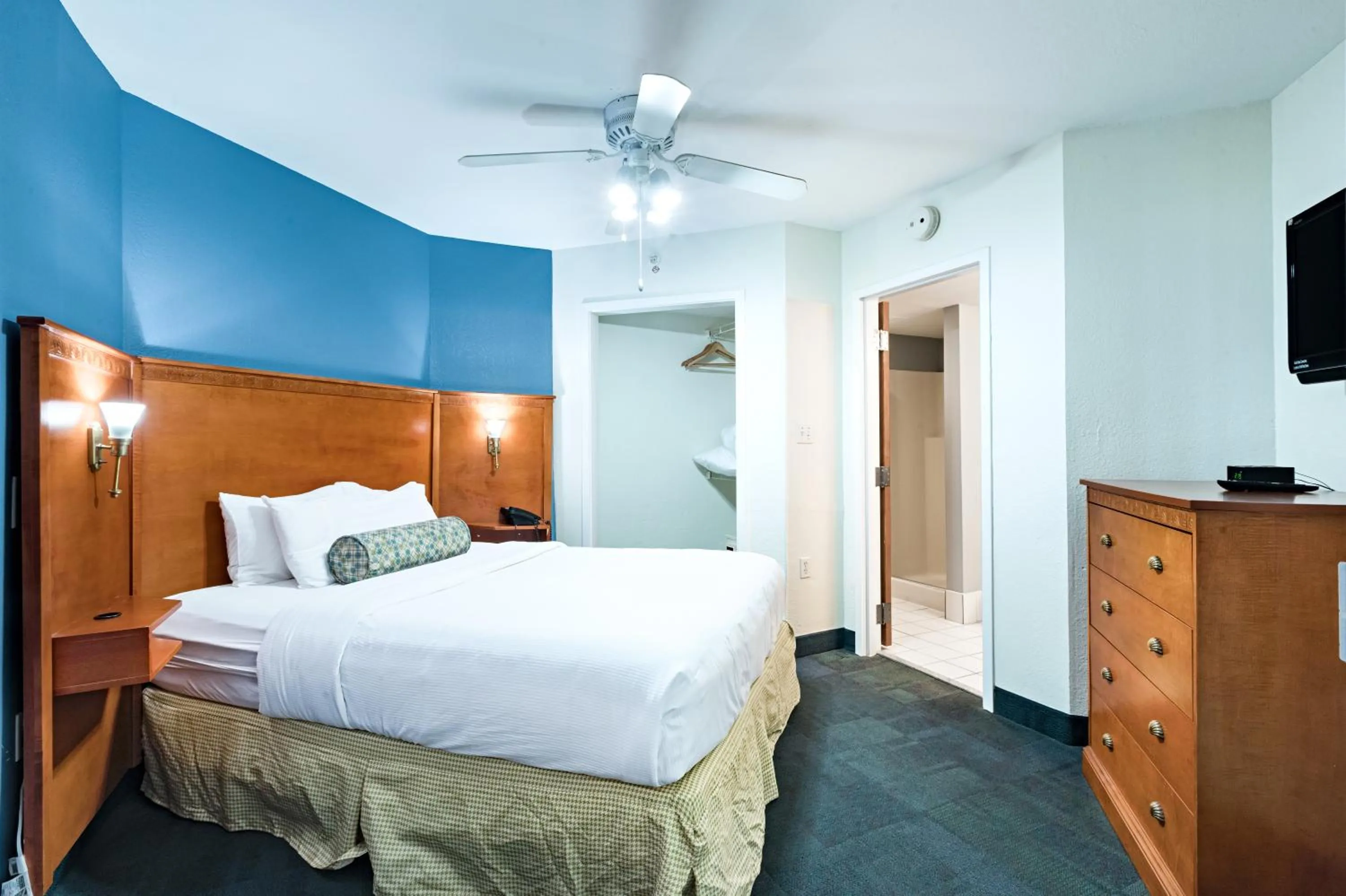 Bedroom, Bed in Ocean Sands Resort, Oceanfront, Virginia Beach by Vacatia
