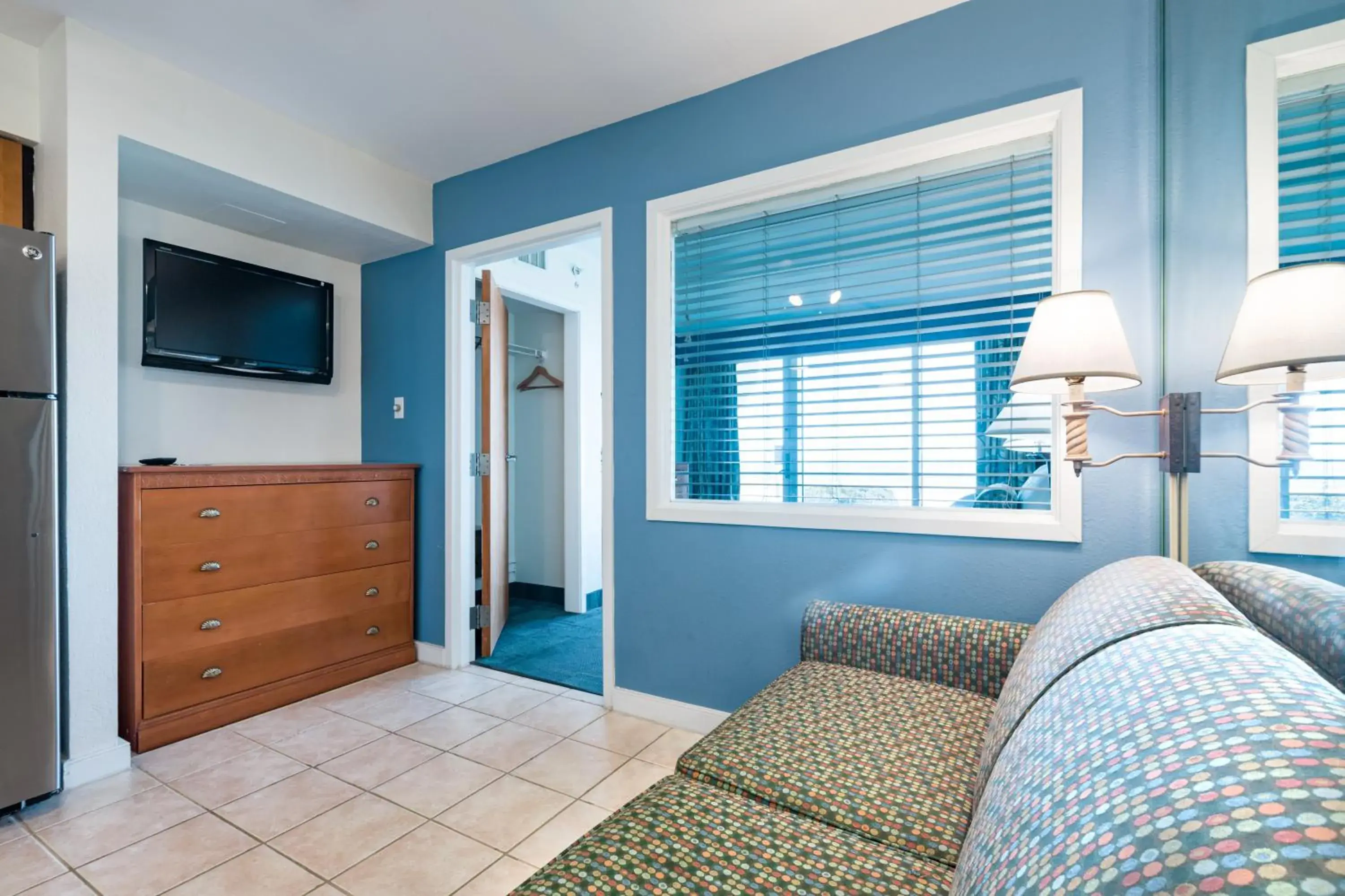 TV and multimedia, Bed in Ocean Sands Resort, Oceanfront, Virginia Beach by Vacatia TV and multimedia, Bed in Ocean Sands Resort, Oceanfront, Virginia Beach by Vacatia