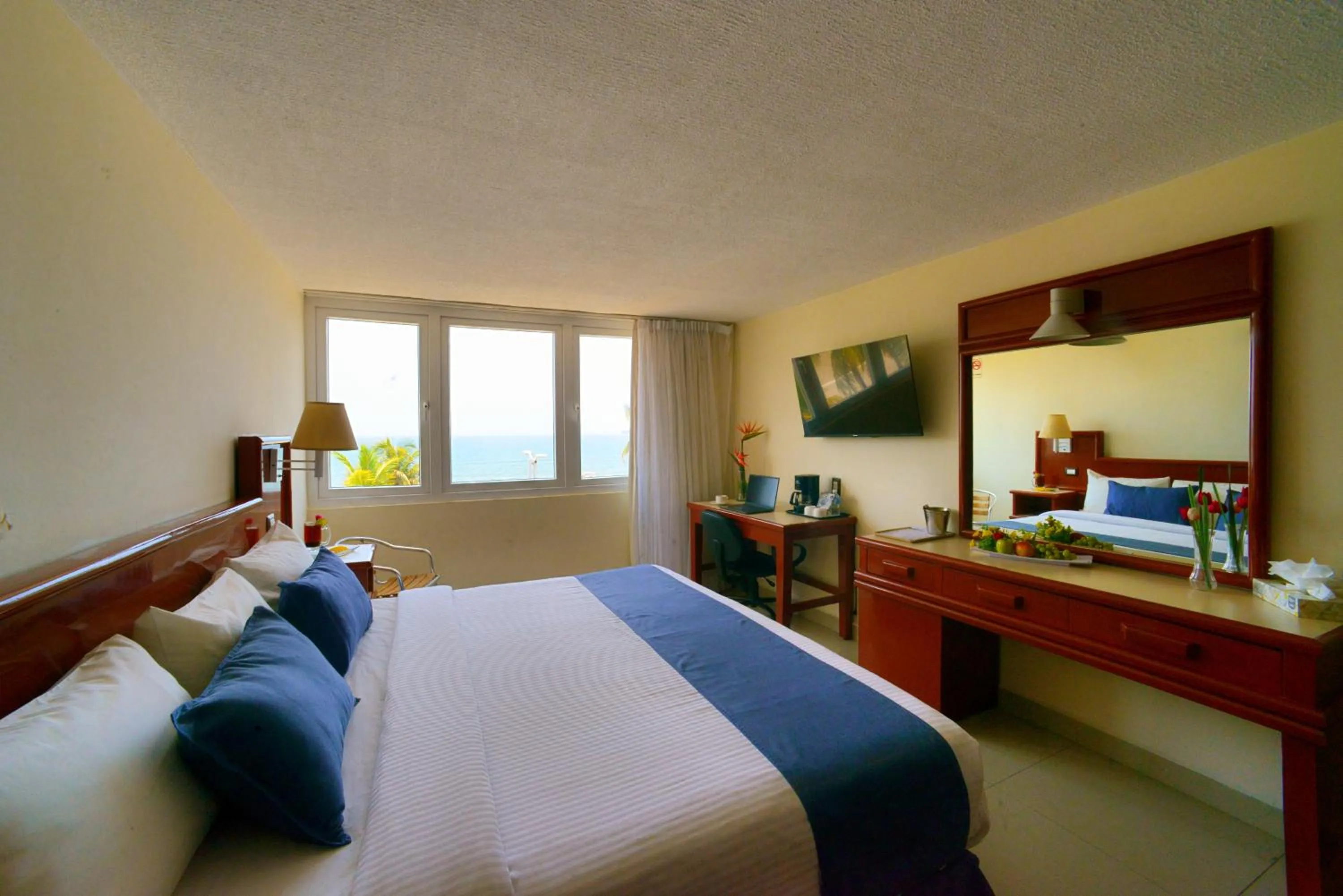 Sea view, Bed in Hotel Hostal de Cortés