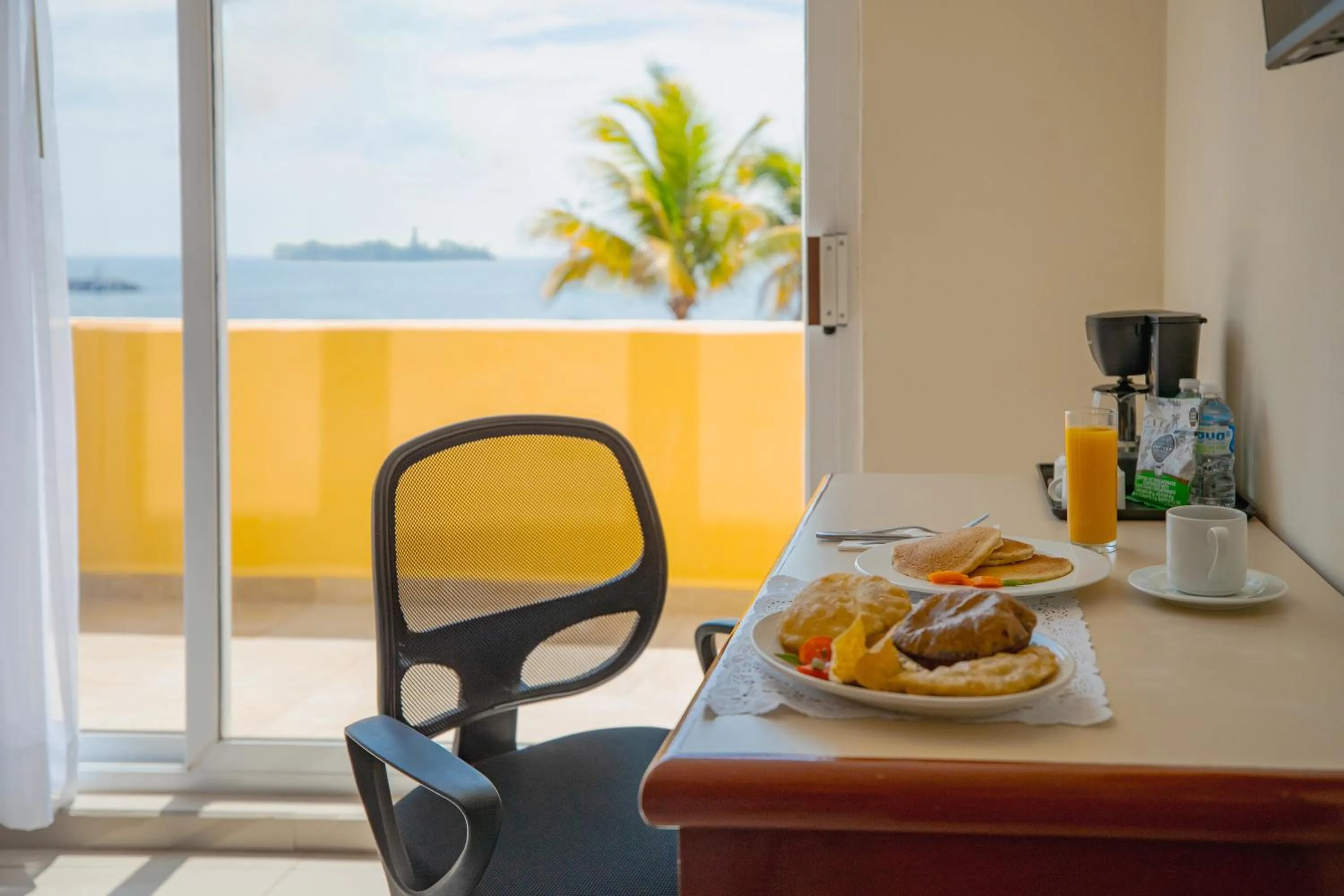 Breakfast in Hotel Hostal de Cortés