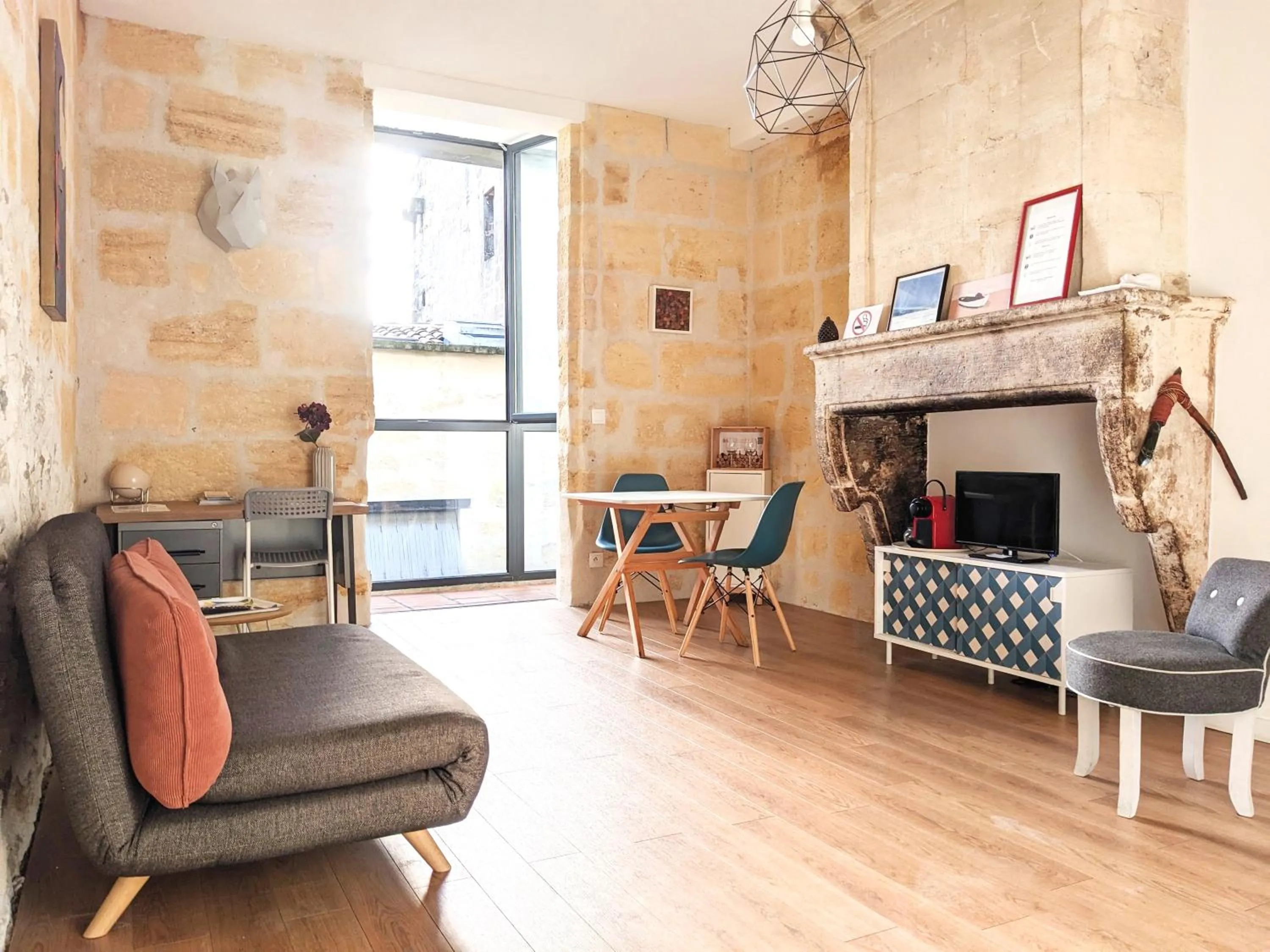 Seating area in B&B Bordeaux Saint Michel