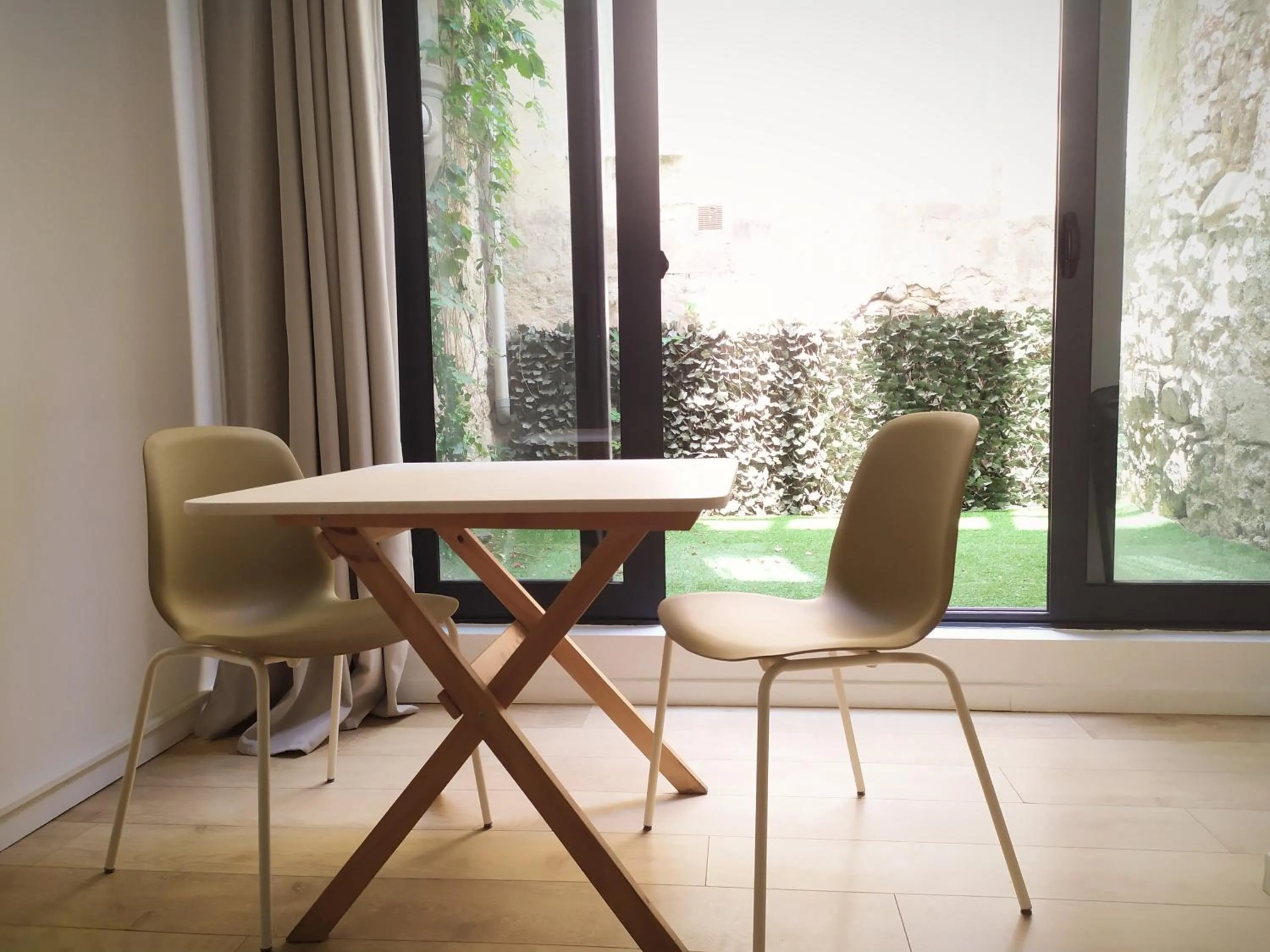 Dining area in B&B Bordeaux Saint Michel
