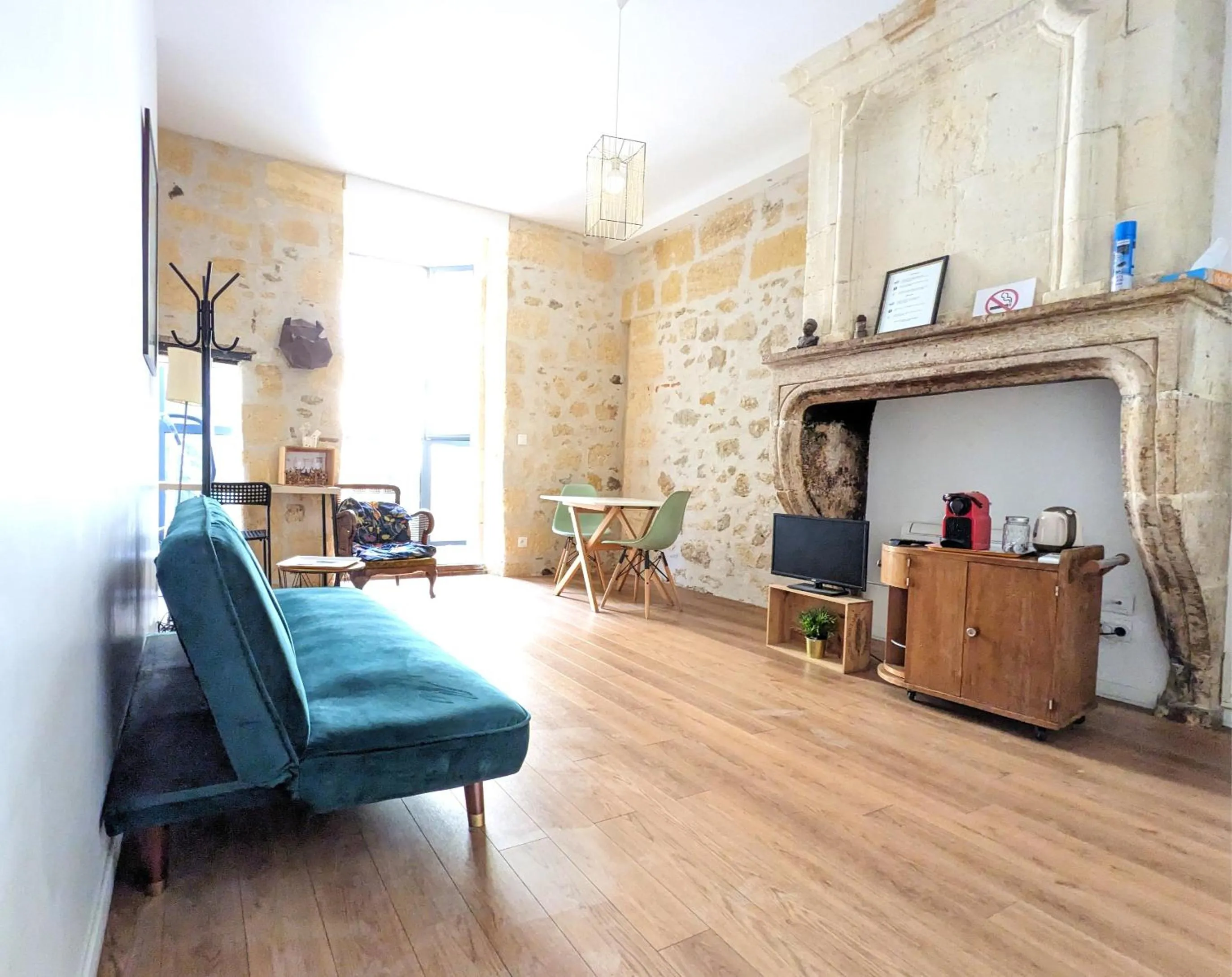 Seating area in B&B Bordeaux Saint Michel