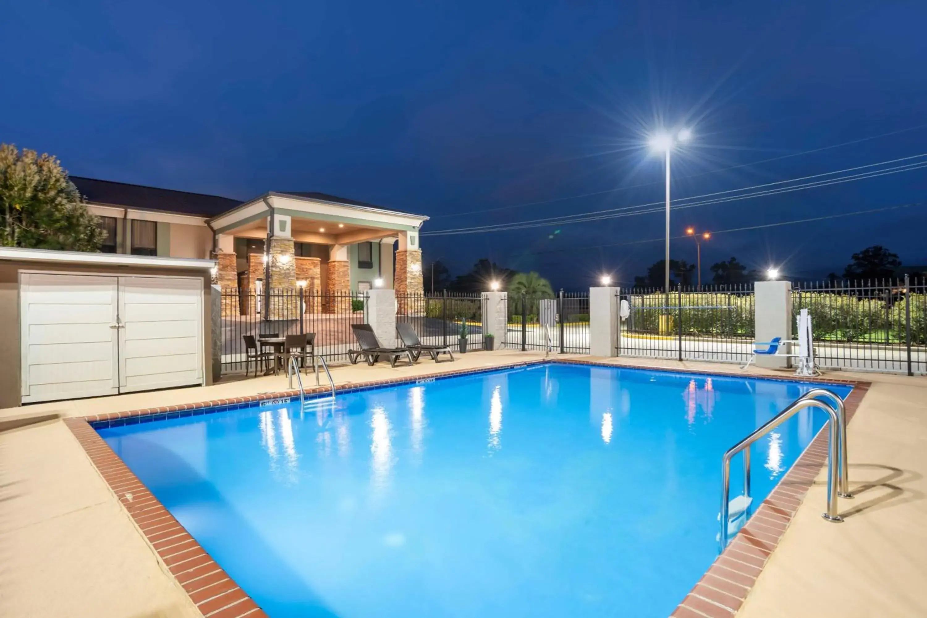 Pool view in Best Western Bayou Inn Pool view in Best Western Bayou Inn