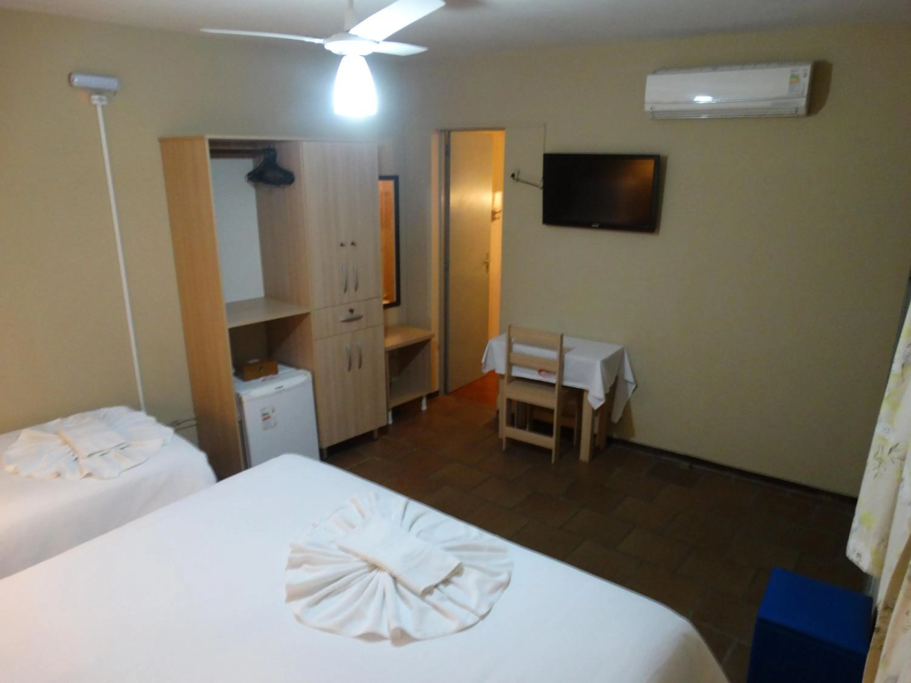 Bathroom, Bed in Hotel Mirante