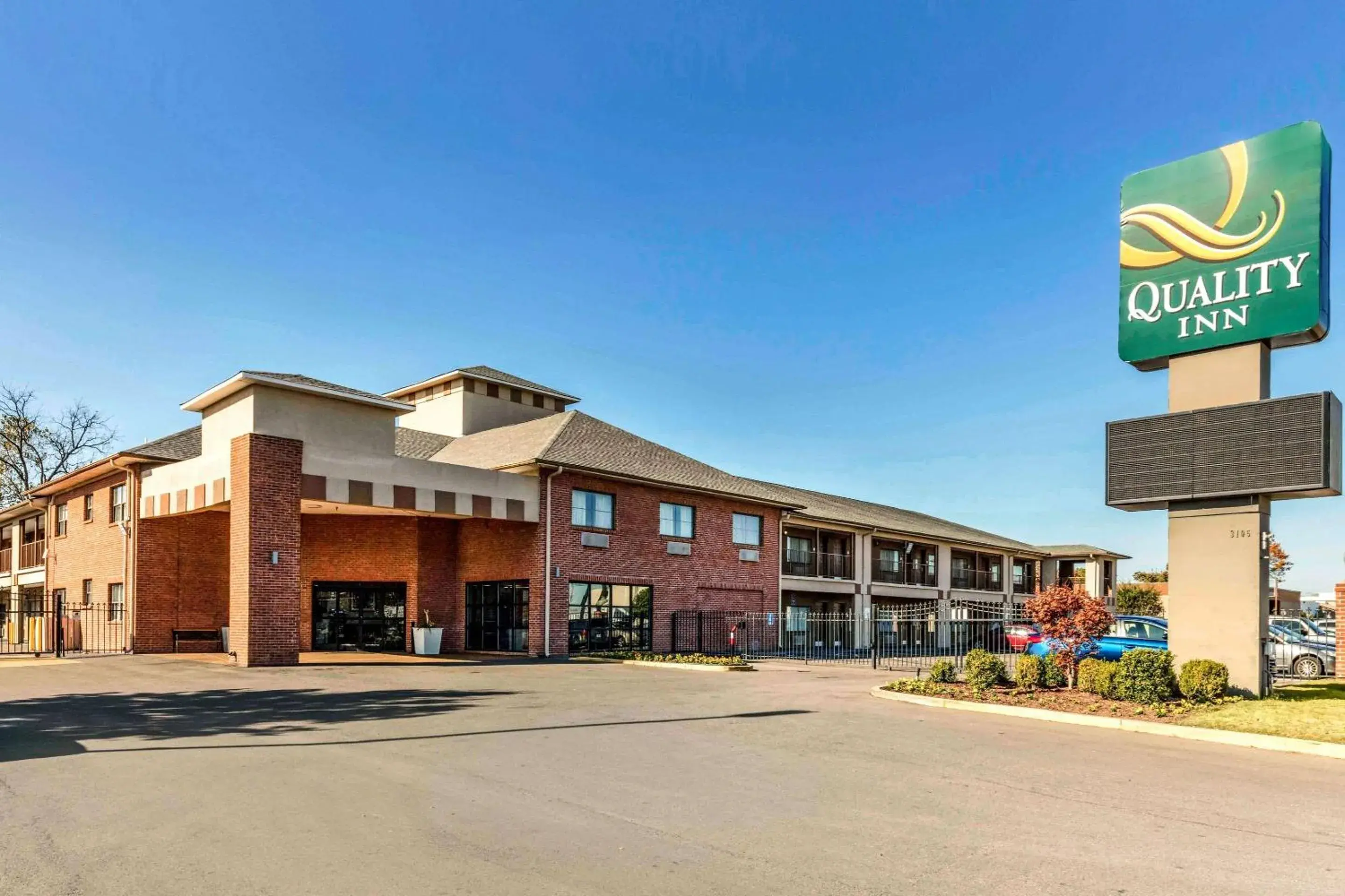Property building in Quality Inn Memphis Airport Property building in Quality Inn Memphis Airport