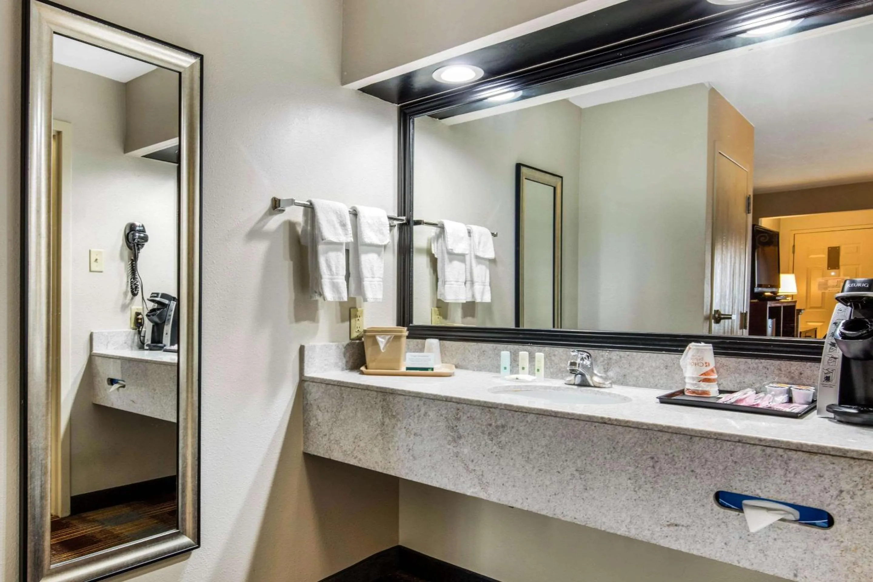 Bathroom in Quality Inn Memphis Airport