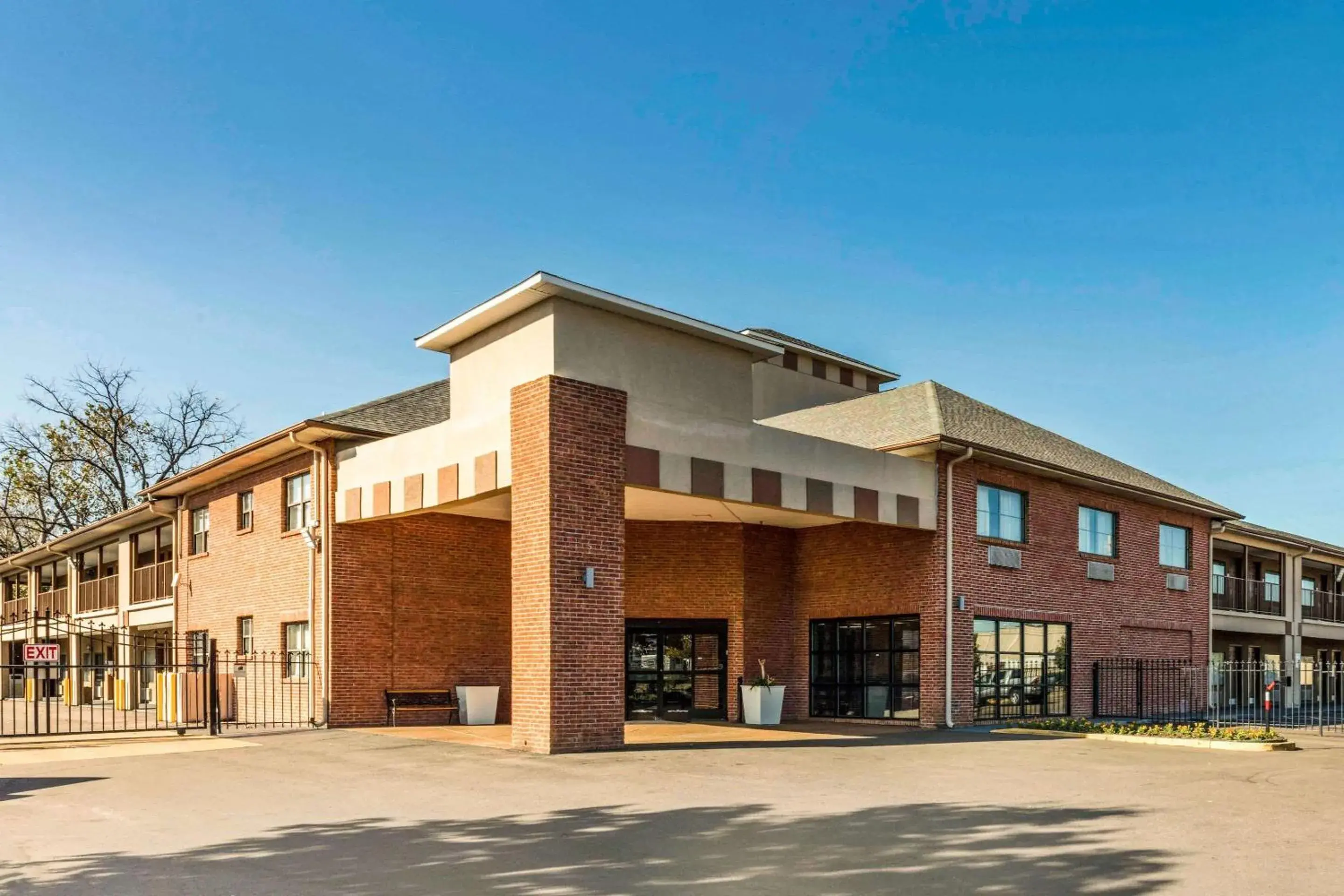 Property building in Quality Inn Memphis Airport Property building in Quality Inn Memphis Airport