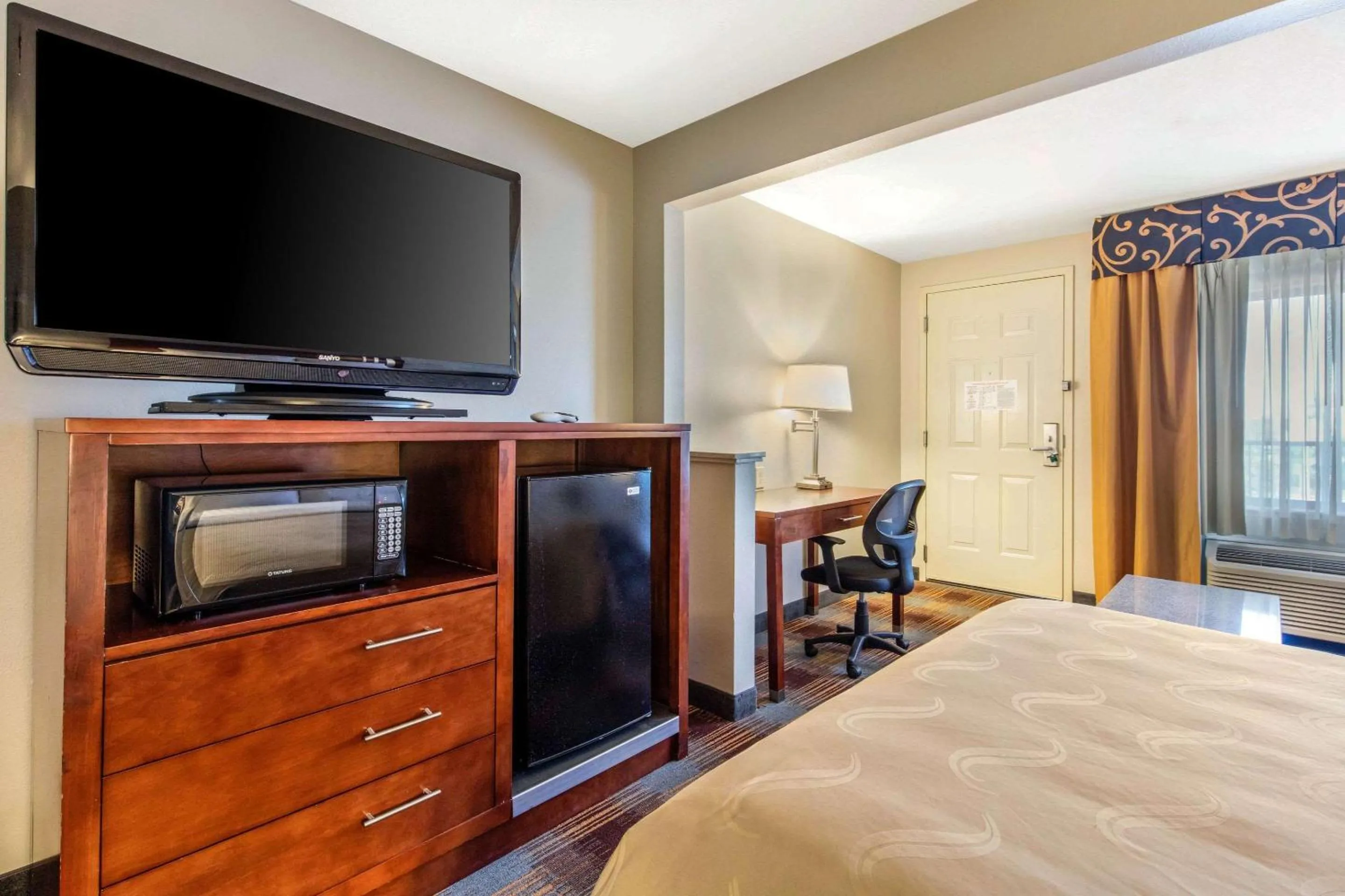 Photo of the whole room, Bed in Quality Inn Memphis Airport