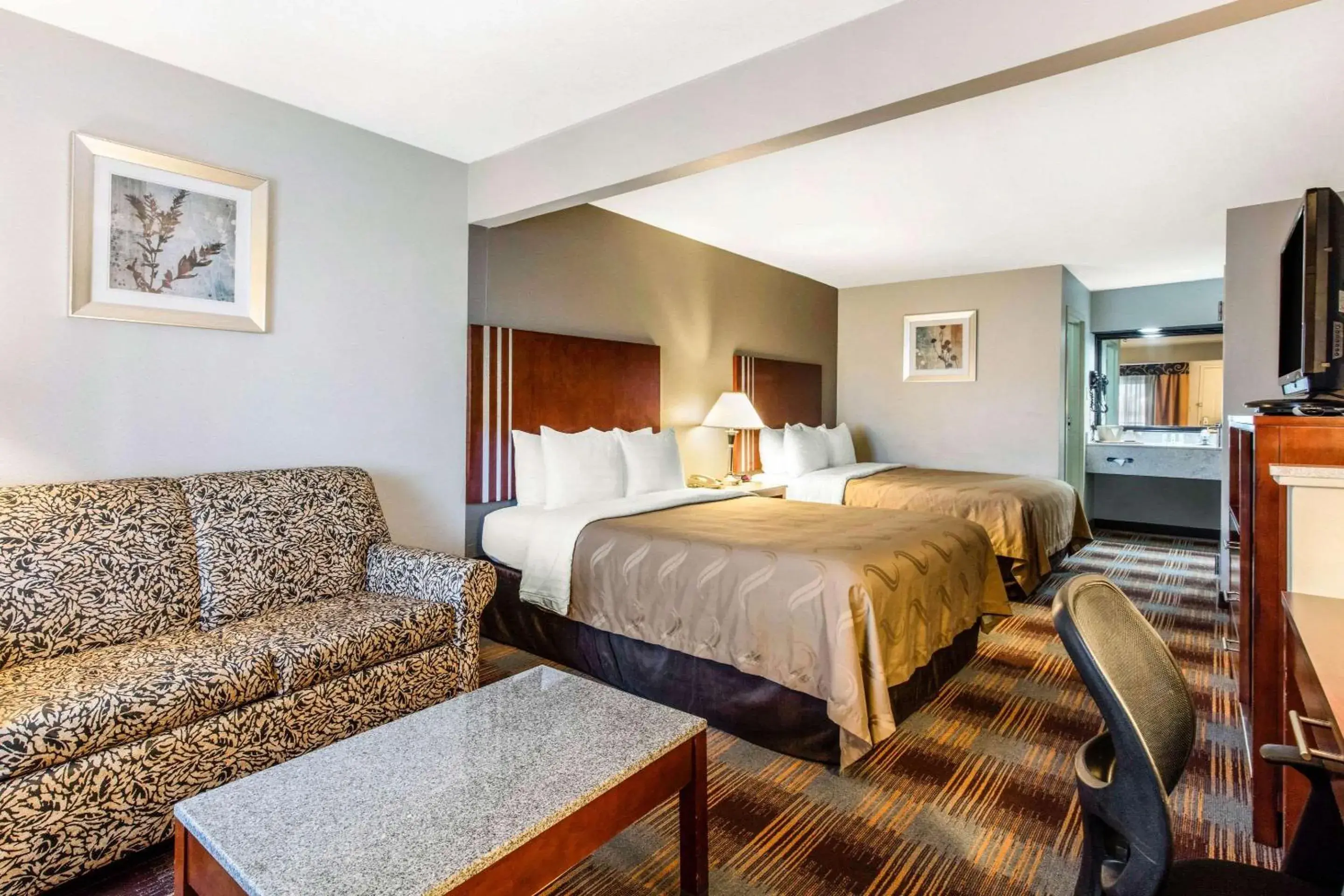 Photo of the whole room, Bed in Quality Inn Memphis Airport Photo of the whole room, Bed in Quality Inn Memphis Airport