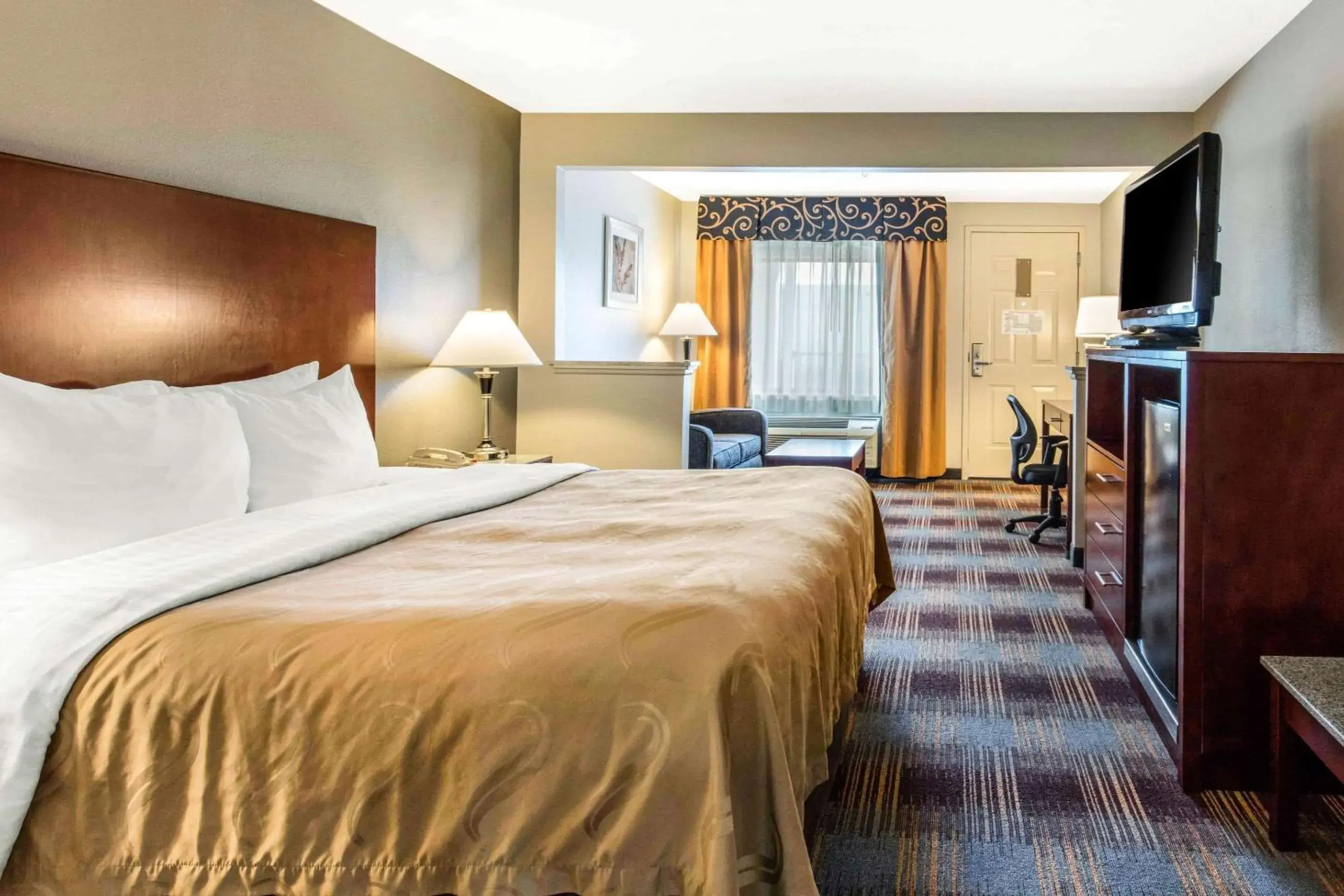 Photo of the whole room, Bed in Quality Inn Memphis Airport Photo of the whole room, Bed in Quality Inn Memphis Airport