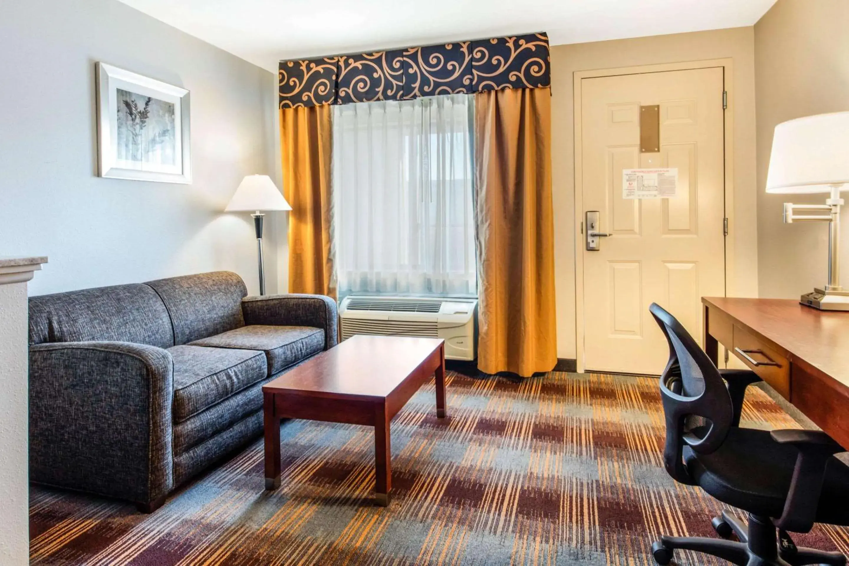 Photo of the whole room in Quality Inn Memphis Airport Photo of the whole room in Quality Inn Memphis Airport