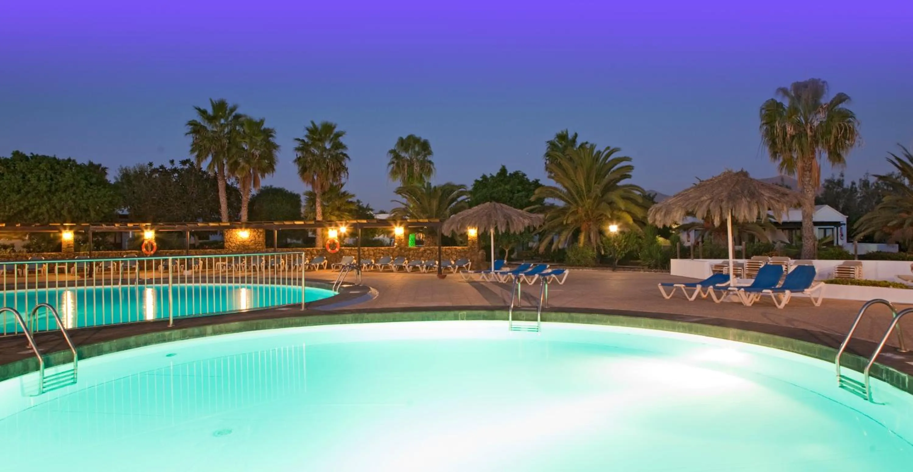 Swimming pool in Bungalows Playa Limones
