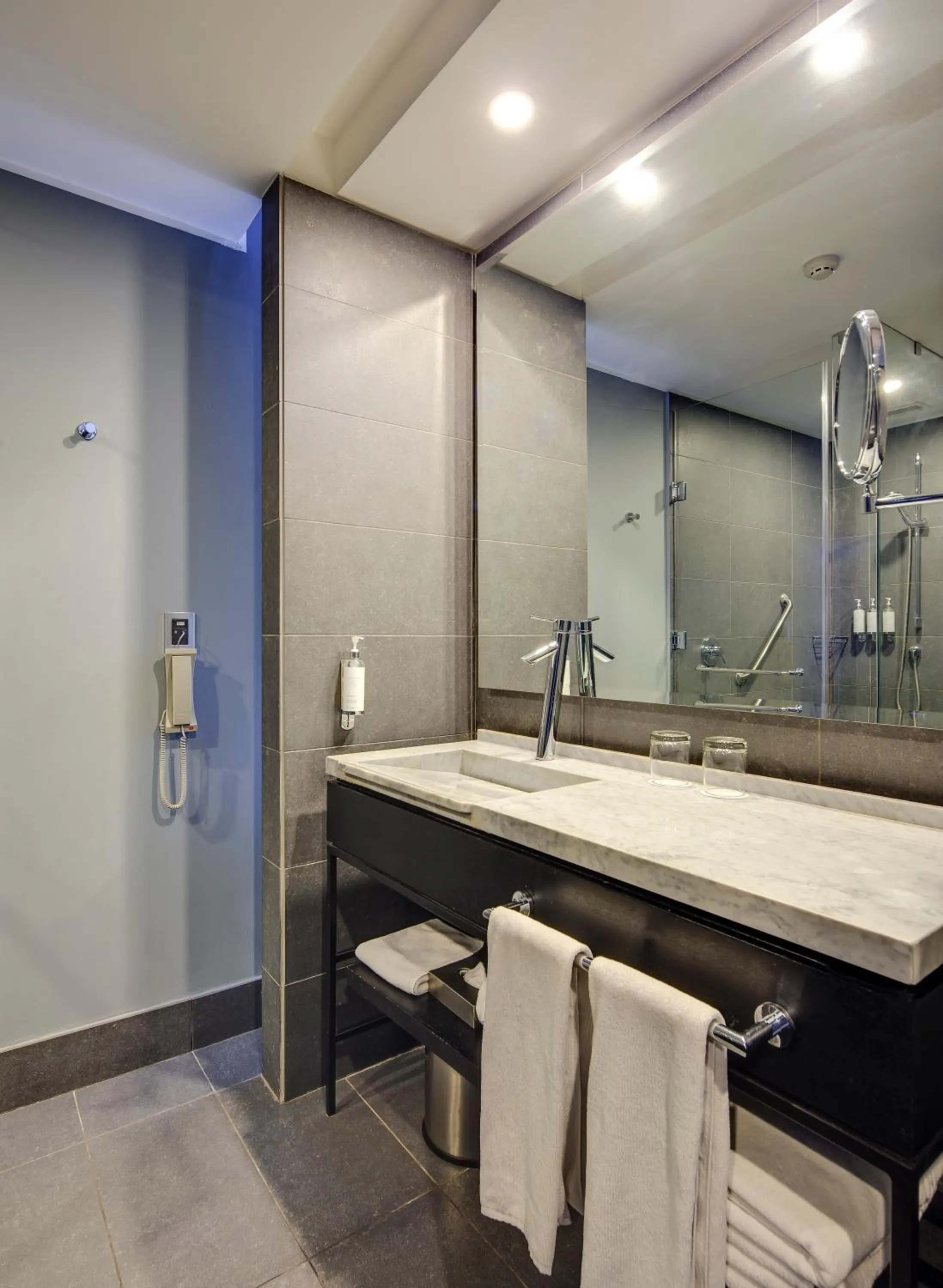 Bathroom in Wyndham Santiago Pettra