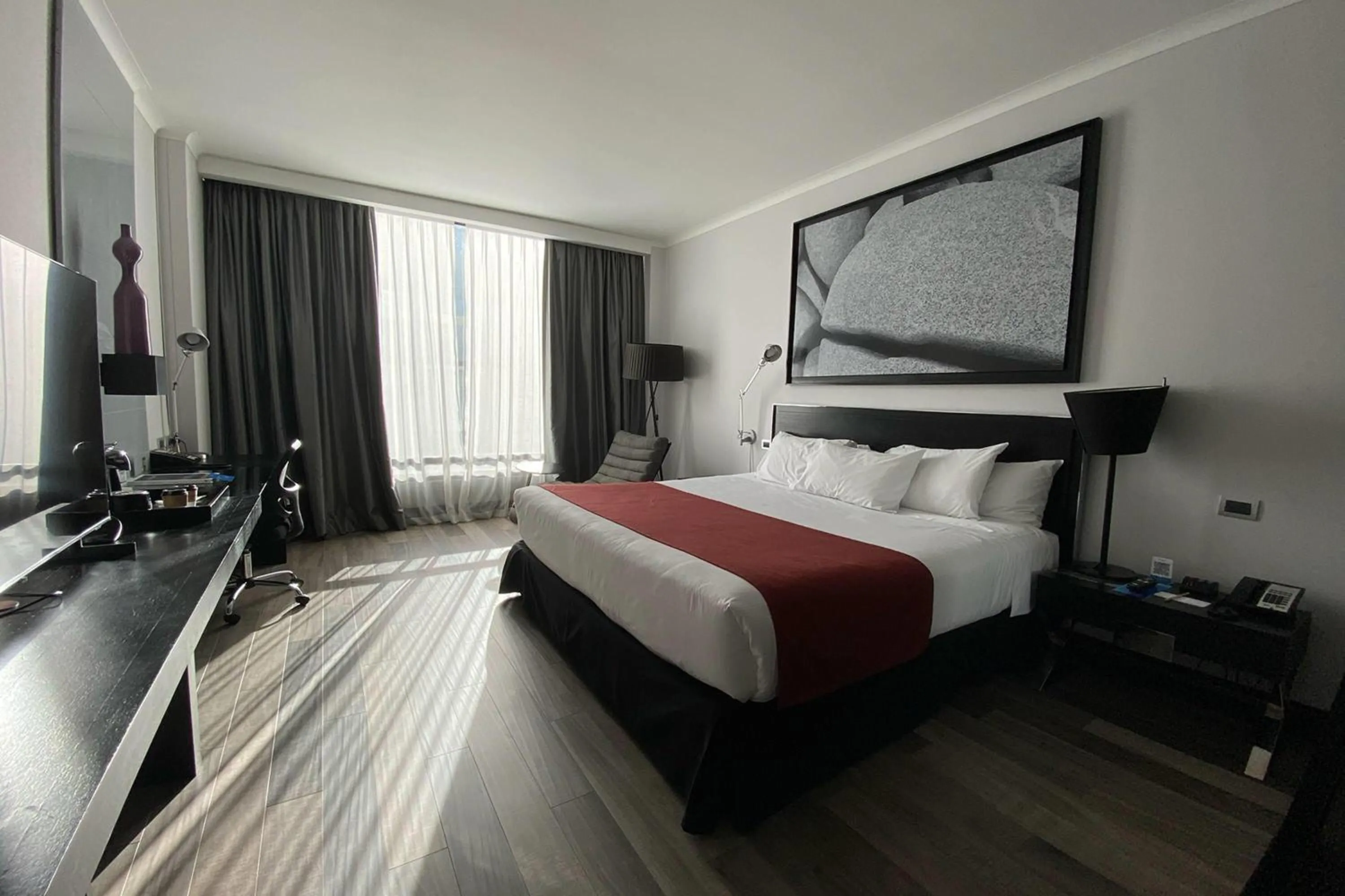 Photo of the whole room, Bed in Wyndham Santiago Pettra