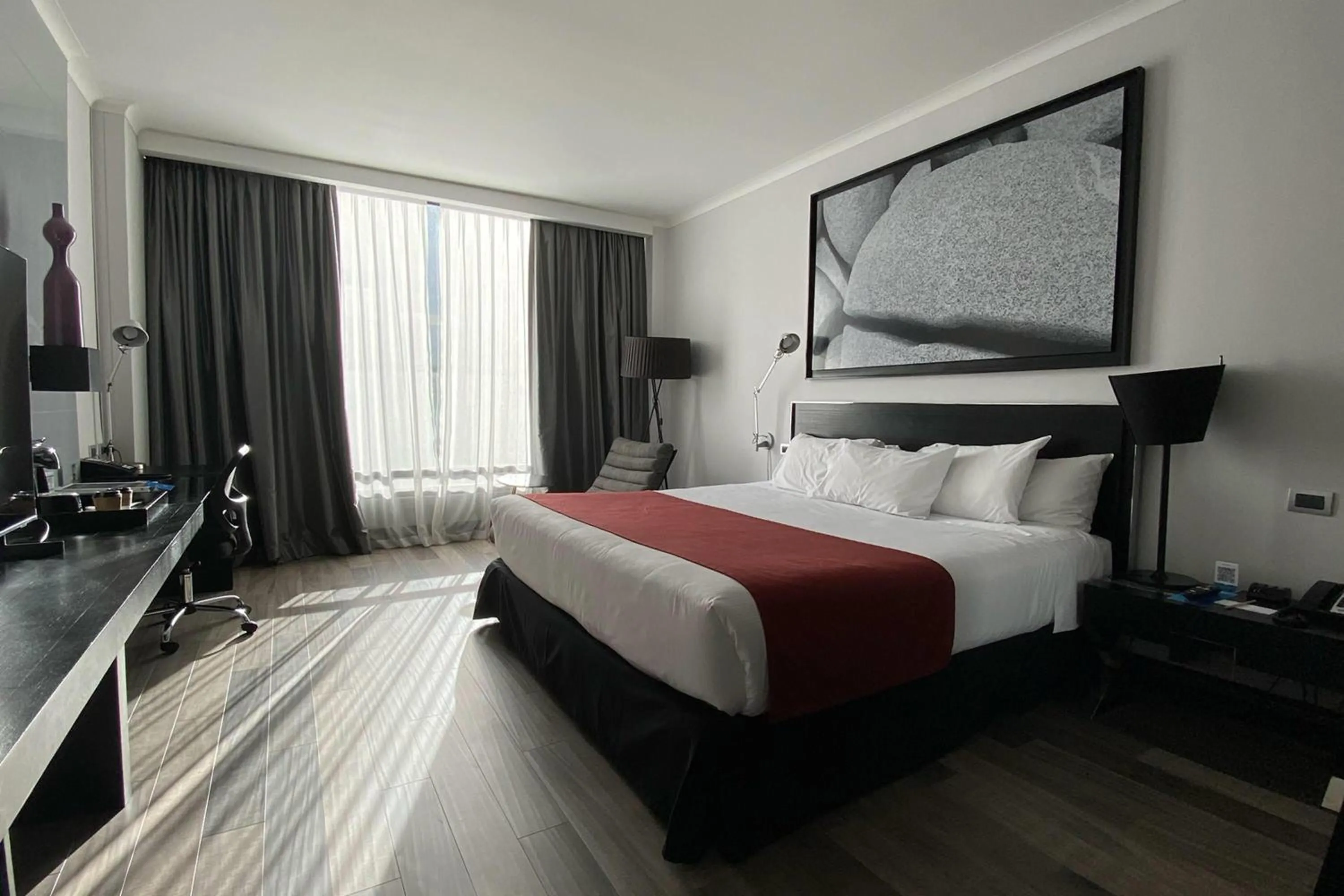 Photo of the whole room, Bed in Wyndham Santiago Pettra