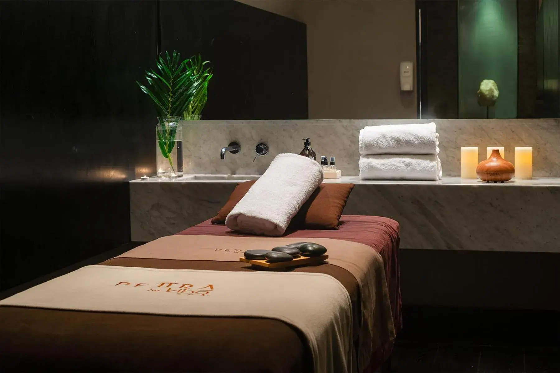 Spa and wellness centre/facilities, Bed in Wyndham Santiago Pettra Spa and wellness centre/facilities, Bed in Wyndham Santiago Pettra