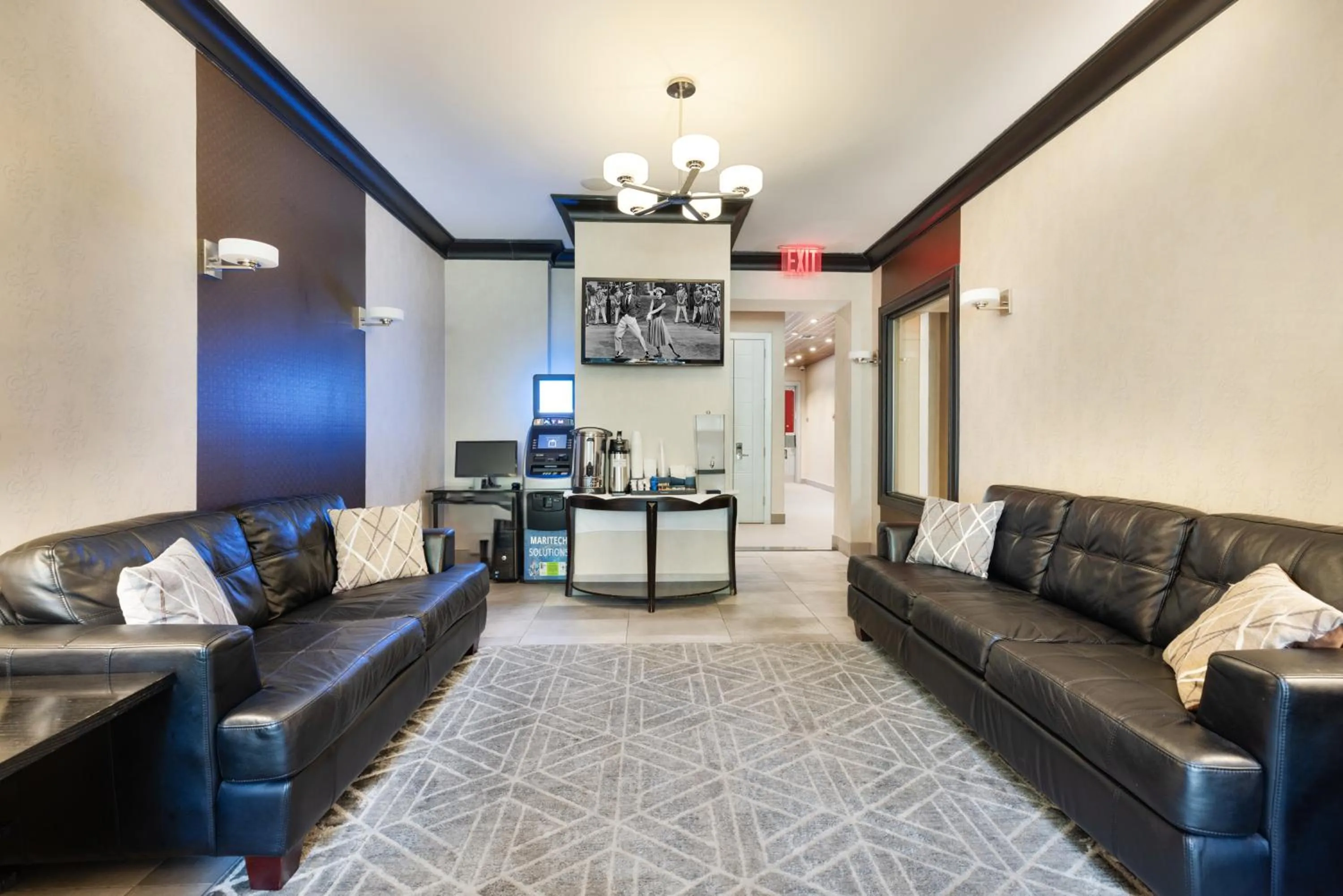 Communal lounge/ TV room in Aura Hotel Brooklyn