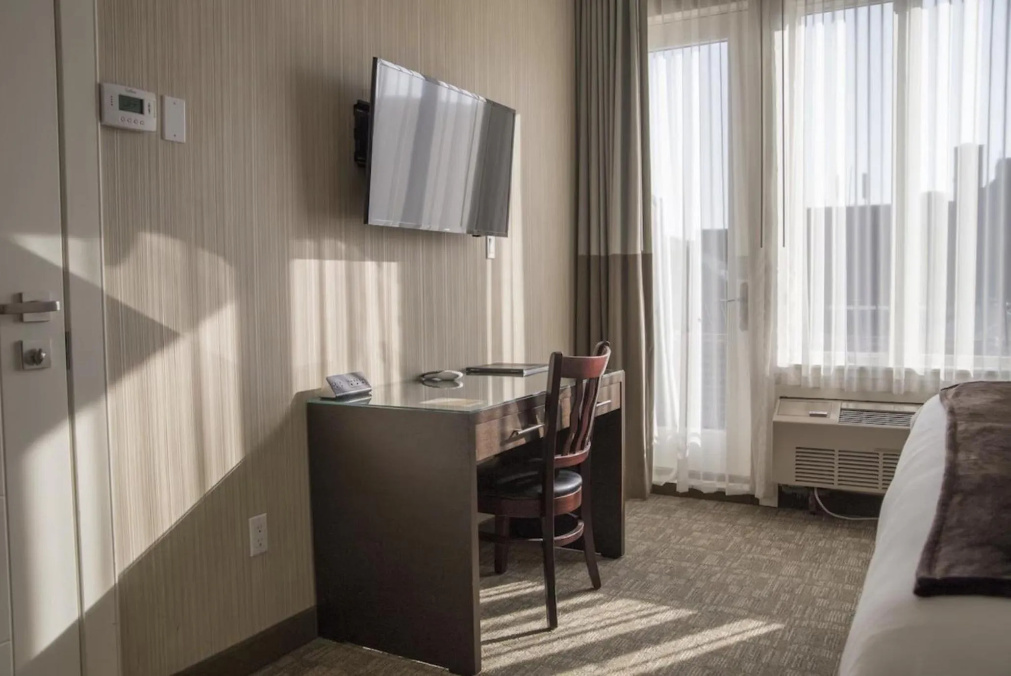 TV and multimedia, Bed in Aura Hotel Brooklyn