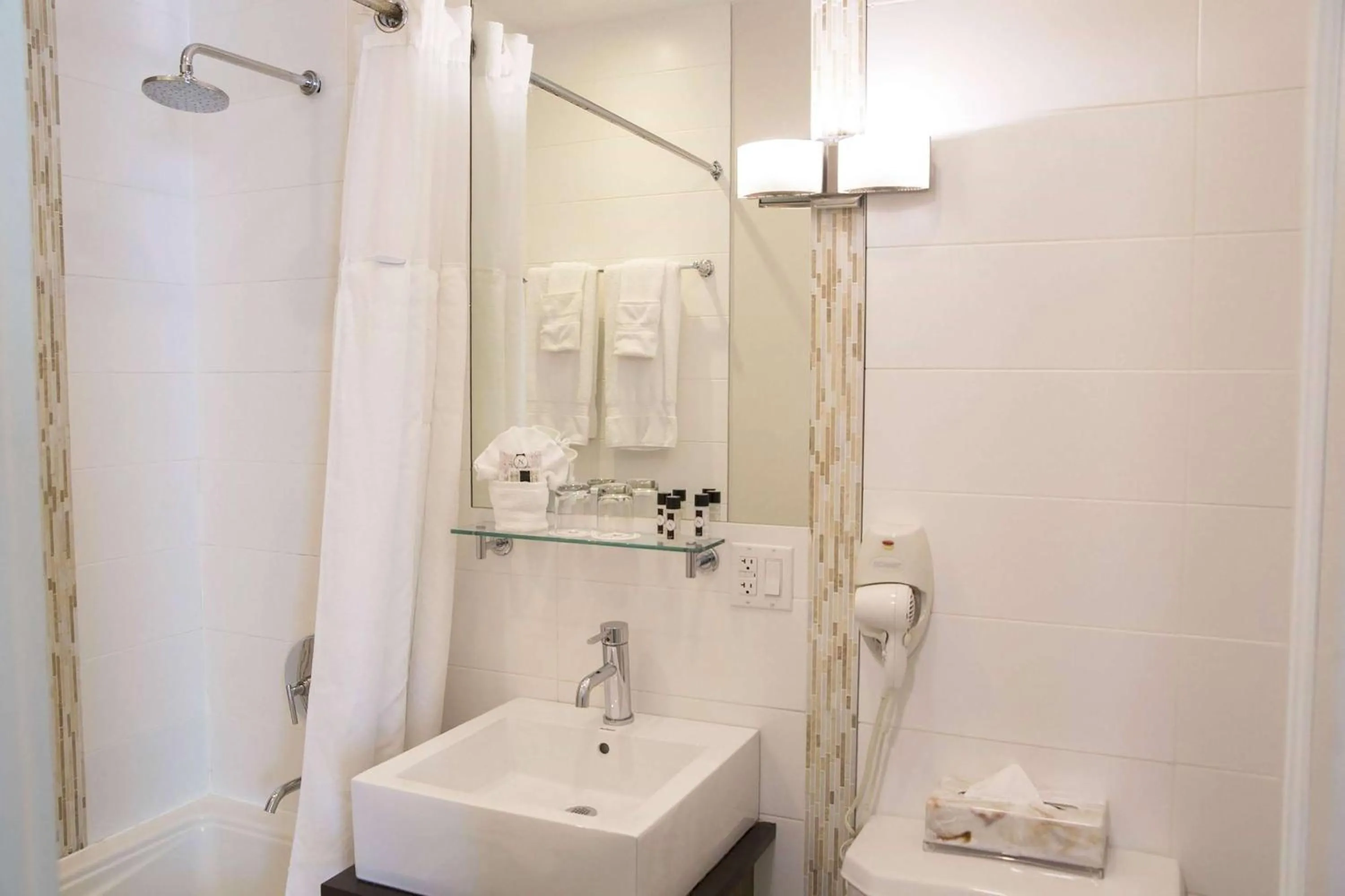 TV and multimedia in Aura Hotel Brooklyn