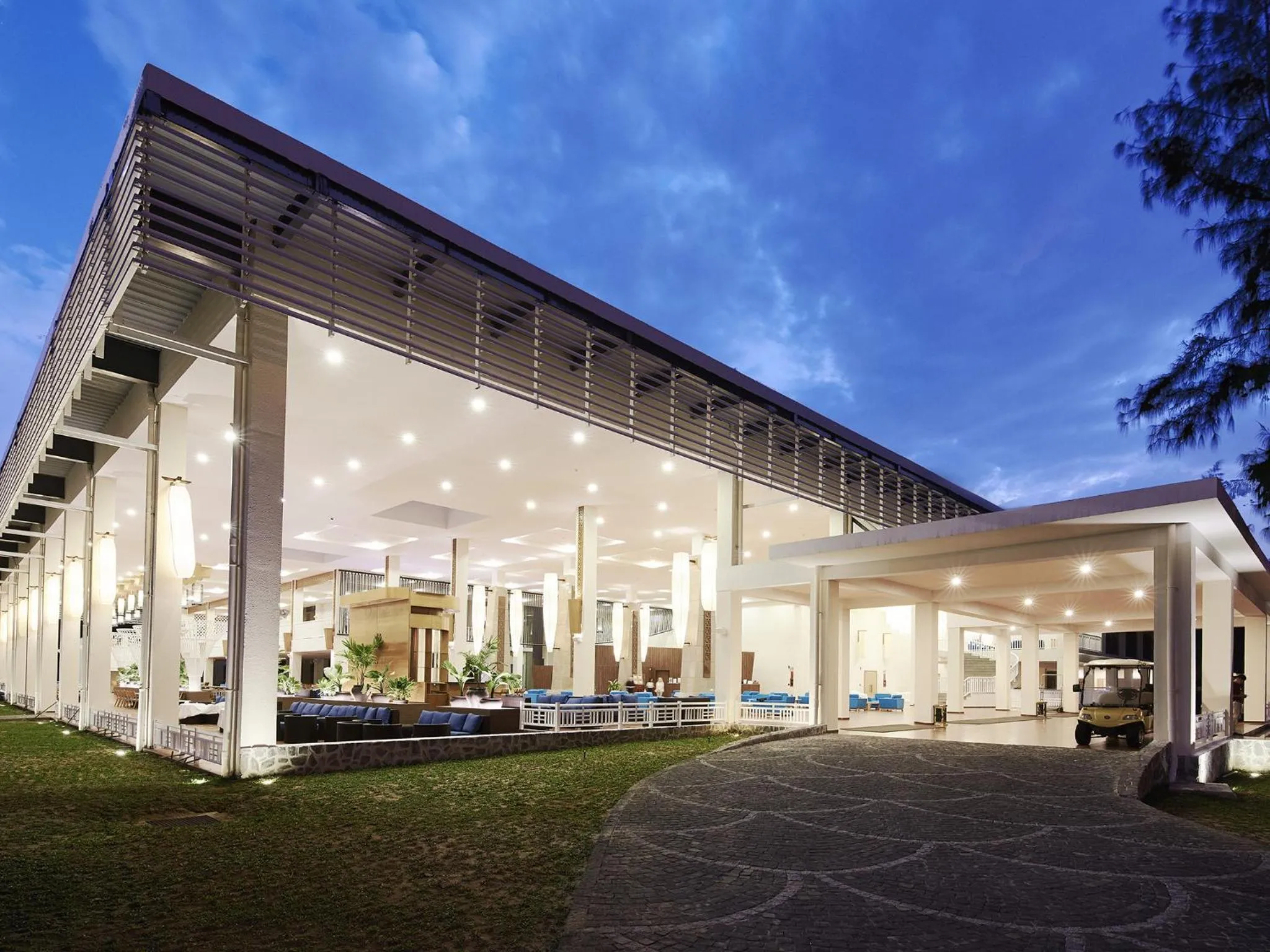 Facade/entrance in Sandy Beach Non Nuoc Resort