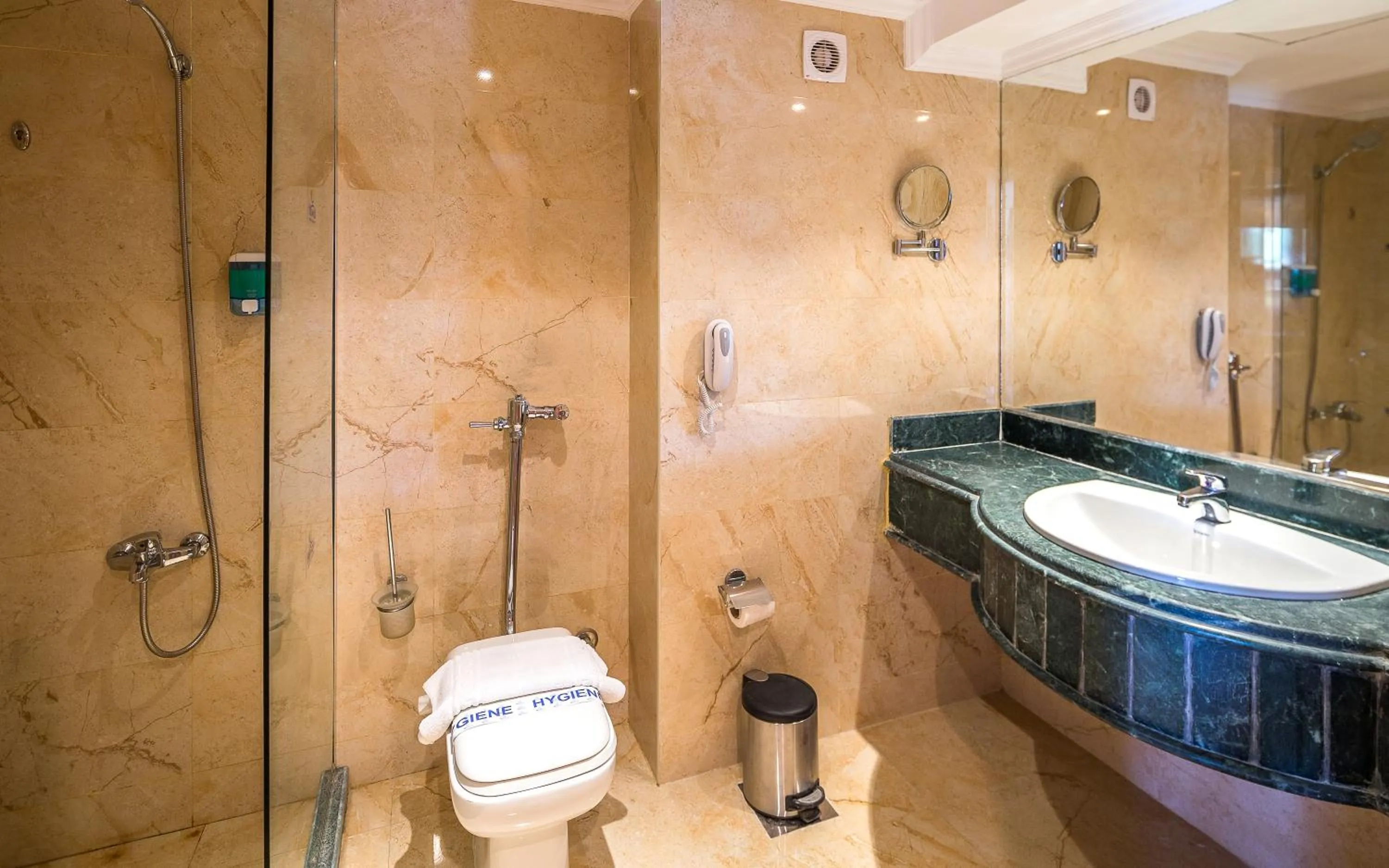 Shower in Hawaii Le Jardin Aqua Resort - Families and Couples Only