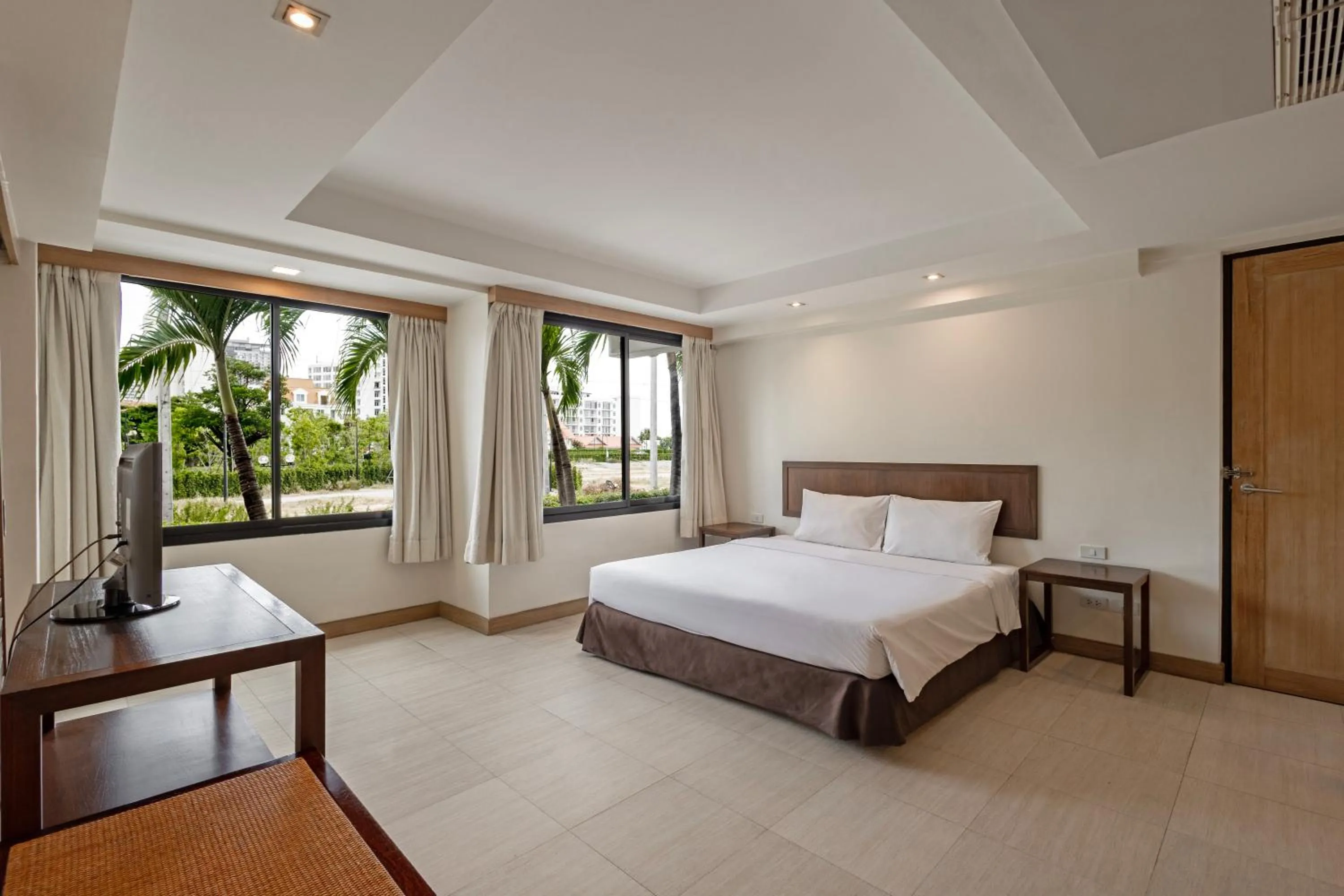 Bed in Hotel Tropicana Pattaya