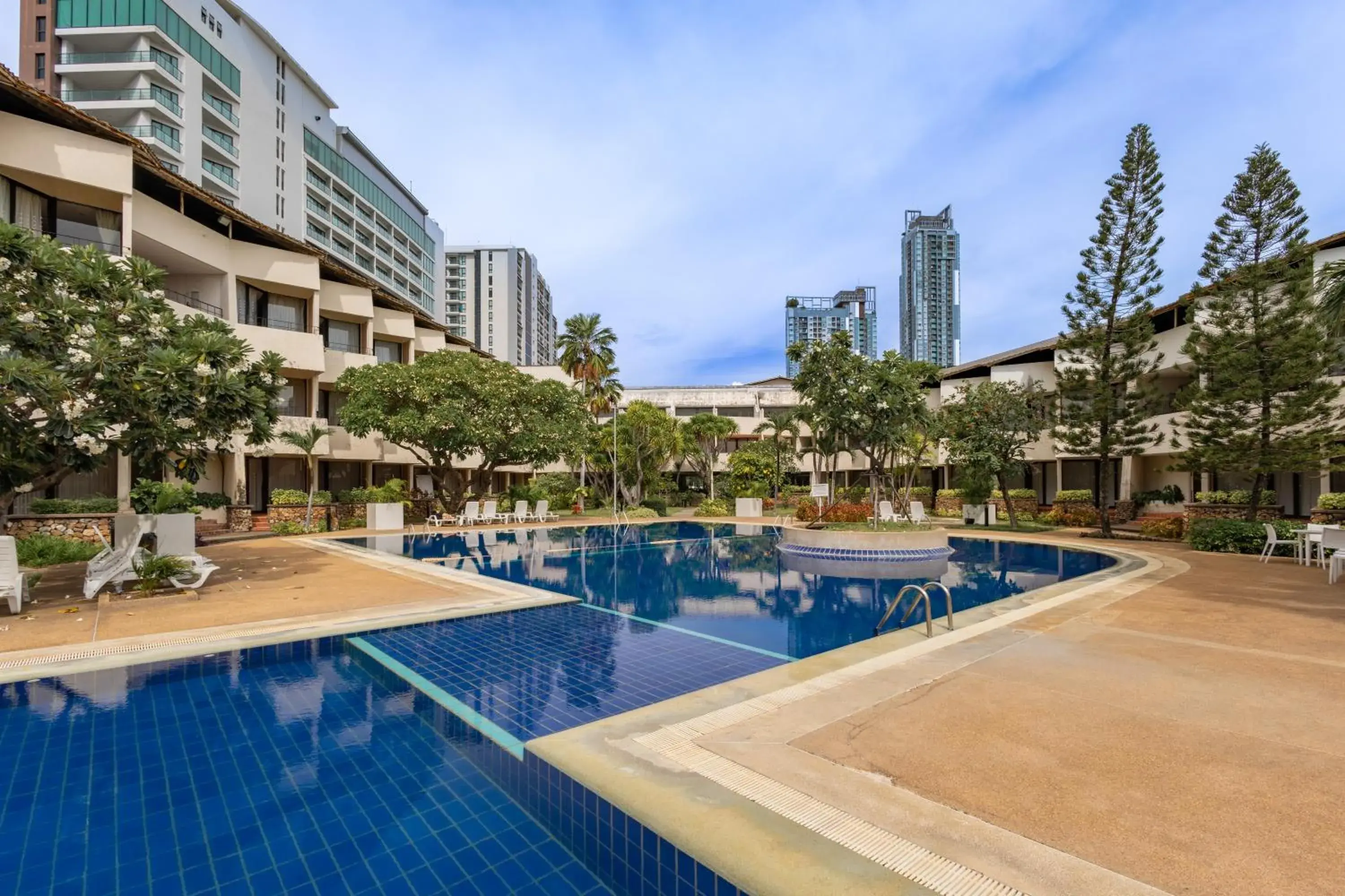 Pool view in Hotel Tropicana Pattaya Pool view in Hotel Tropicana Pattaya