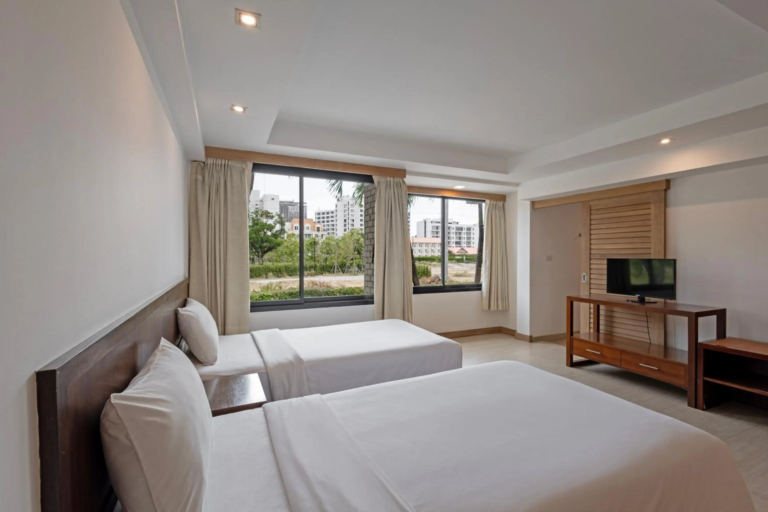 Bed in Hotel Tropicana Pattaya