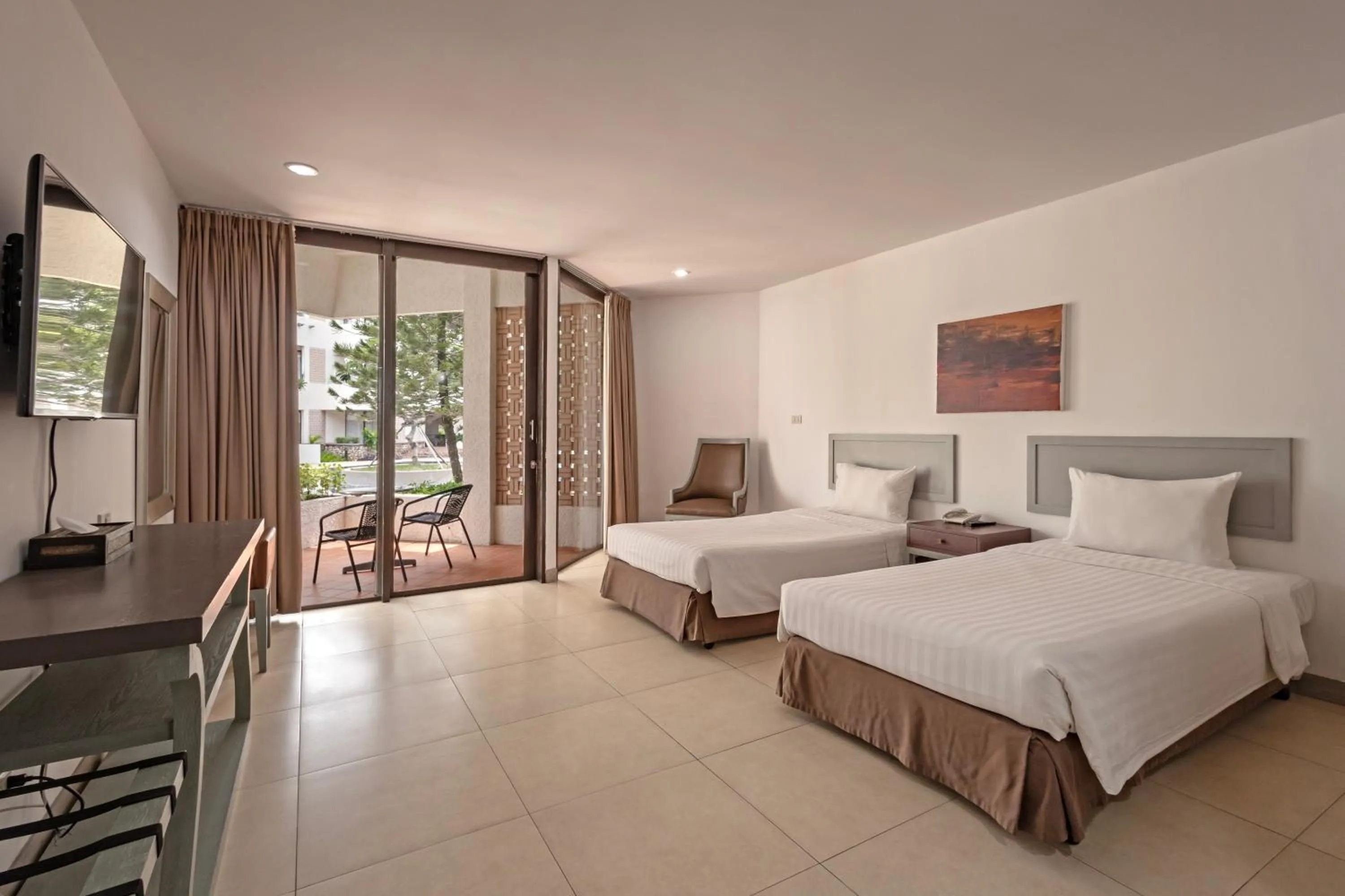 Bed in Hotel Tropicana Pattaya