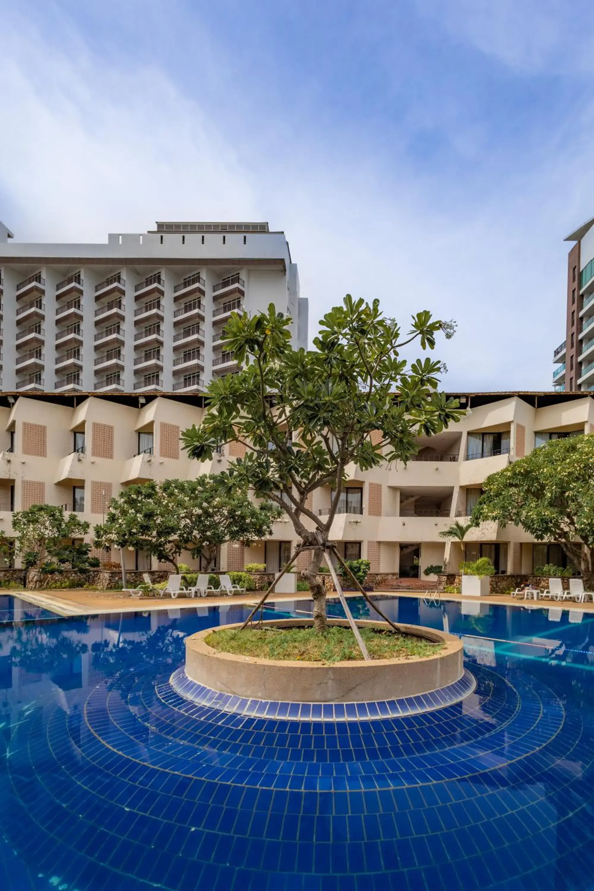 Swimming pool in Hotel Tropicana Pattaya Swimming pool in Hotel Tropicana Pattaya