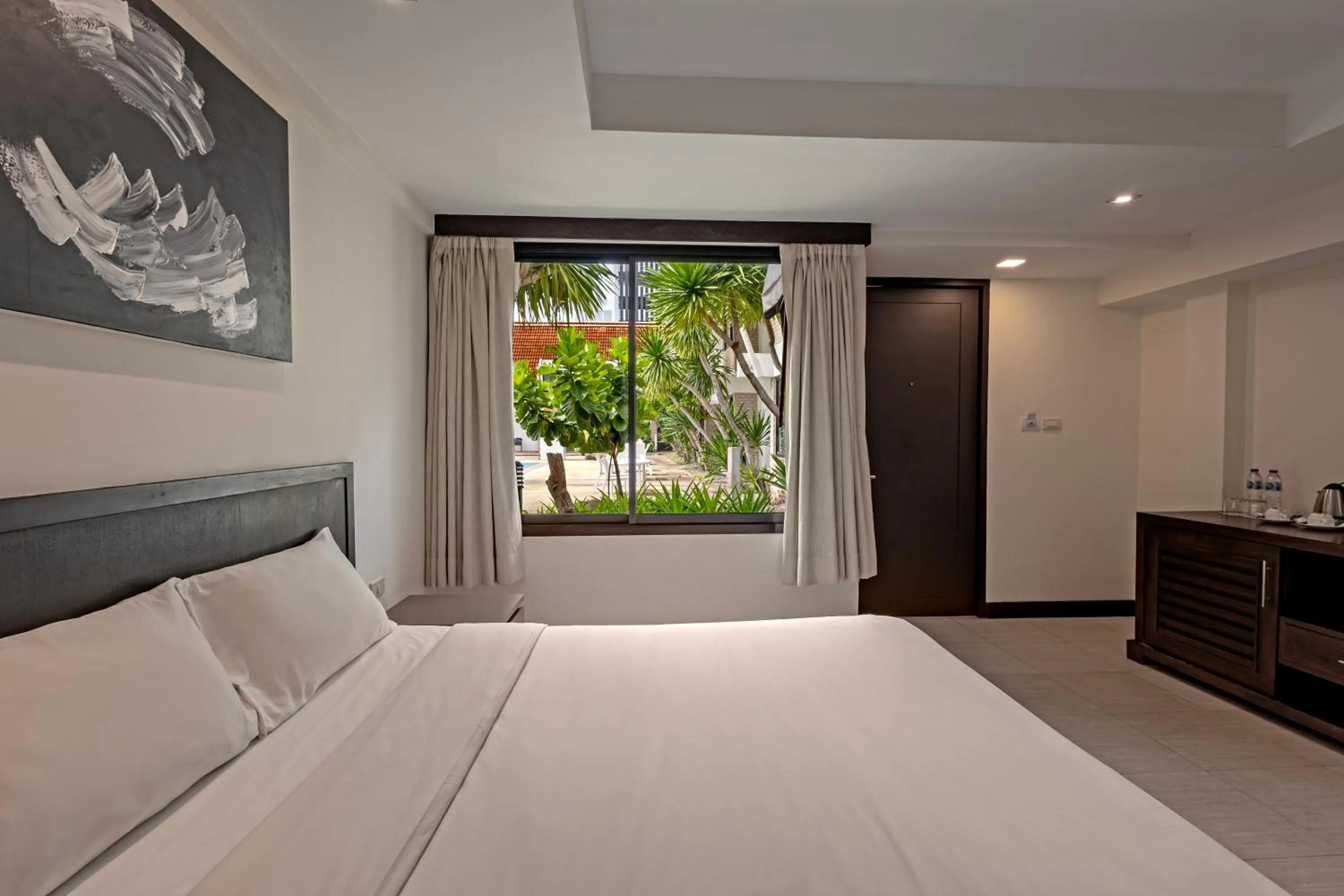 Bed in Hotel Tropicana Pattaya