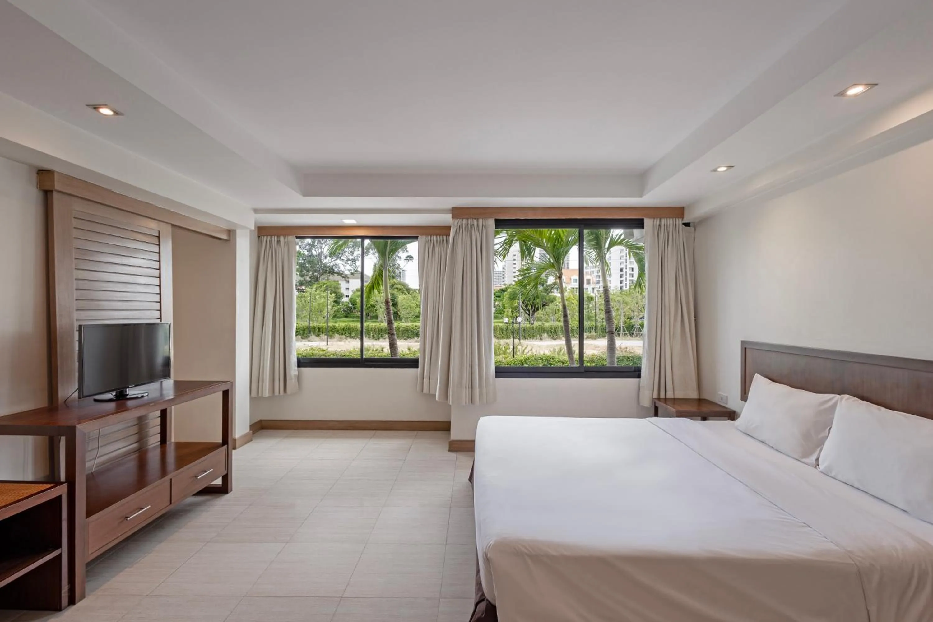 Bed in Hotel Tropicana Pattaya