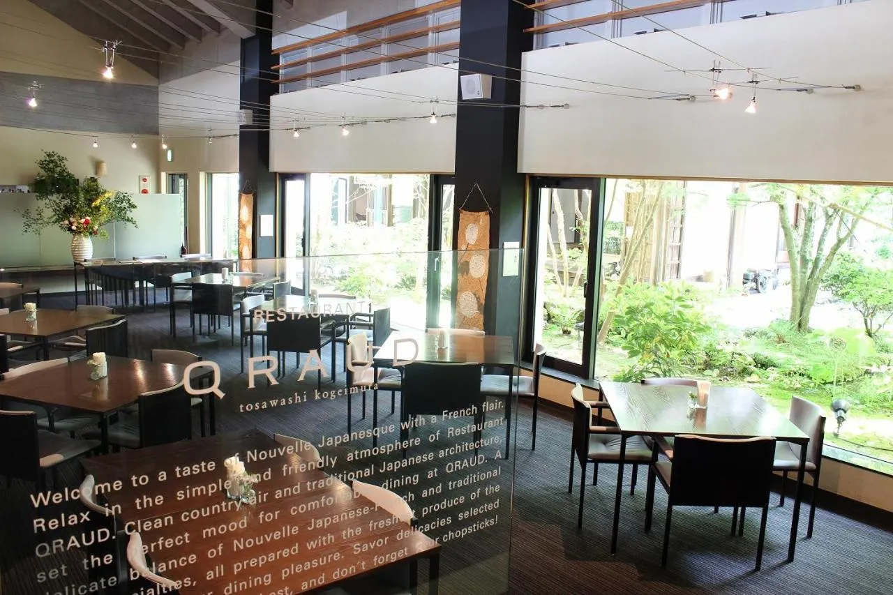 Restaurant/Places to Eat in Qraud